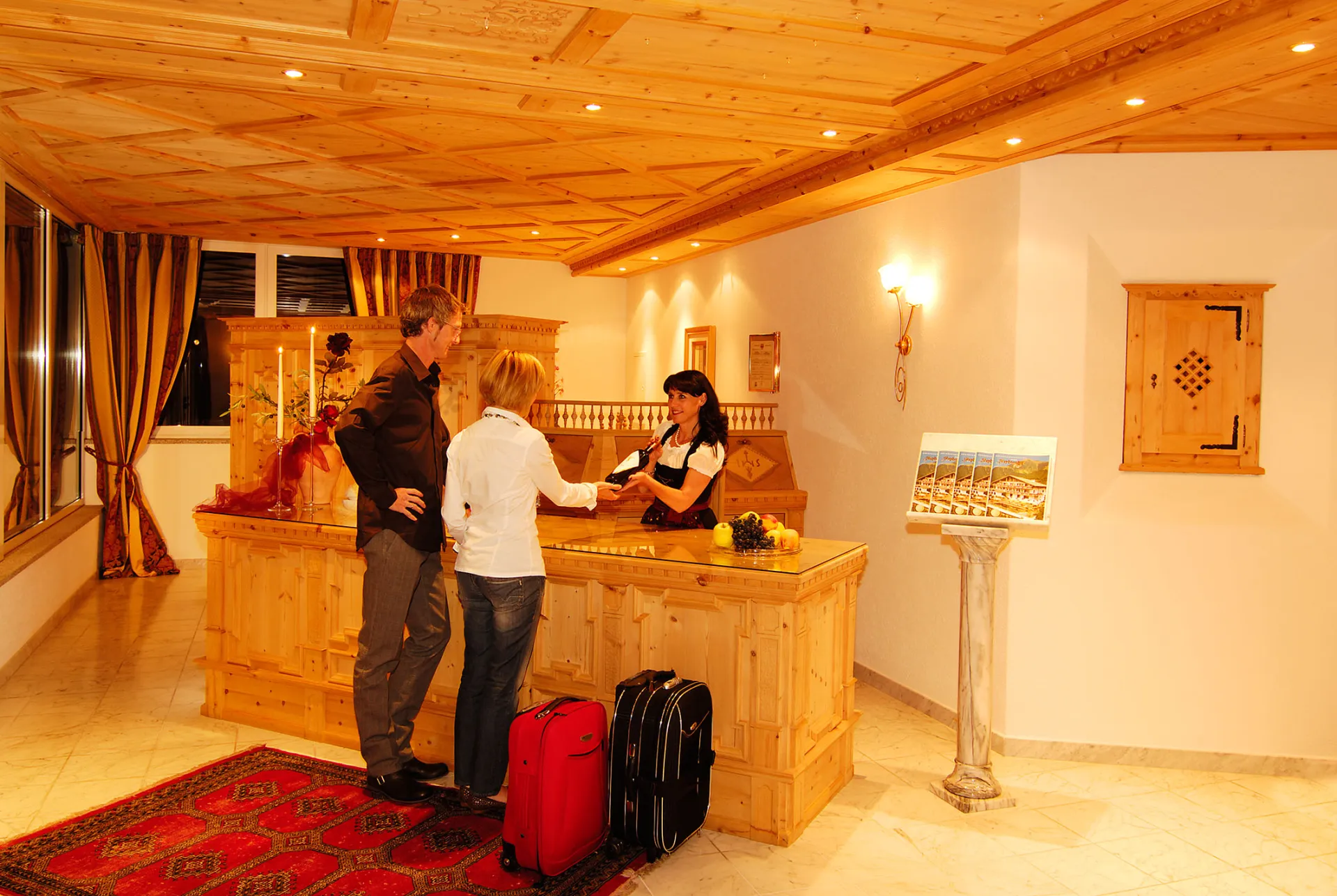 https://cdn.sudtirol.com/1536/conversions/Hotel-Alpentirolis-Hotelrezeption-header.webp