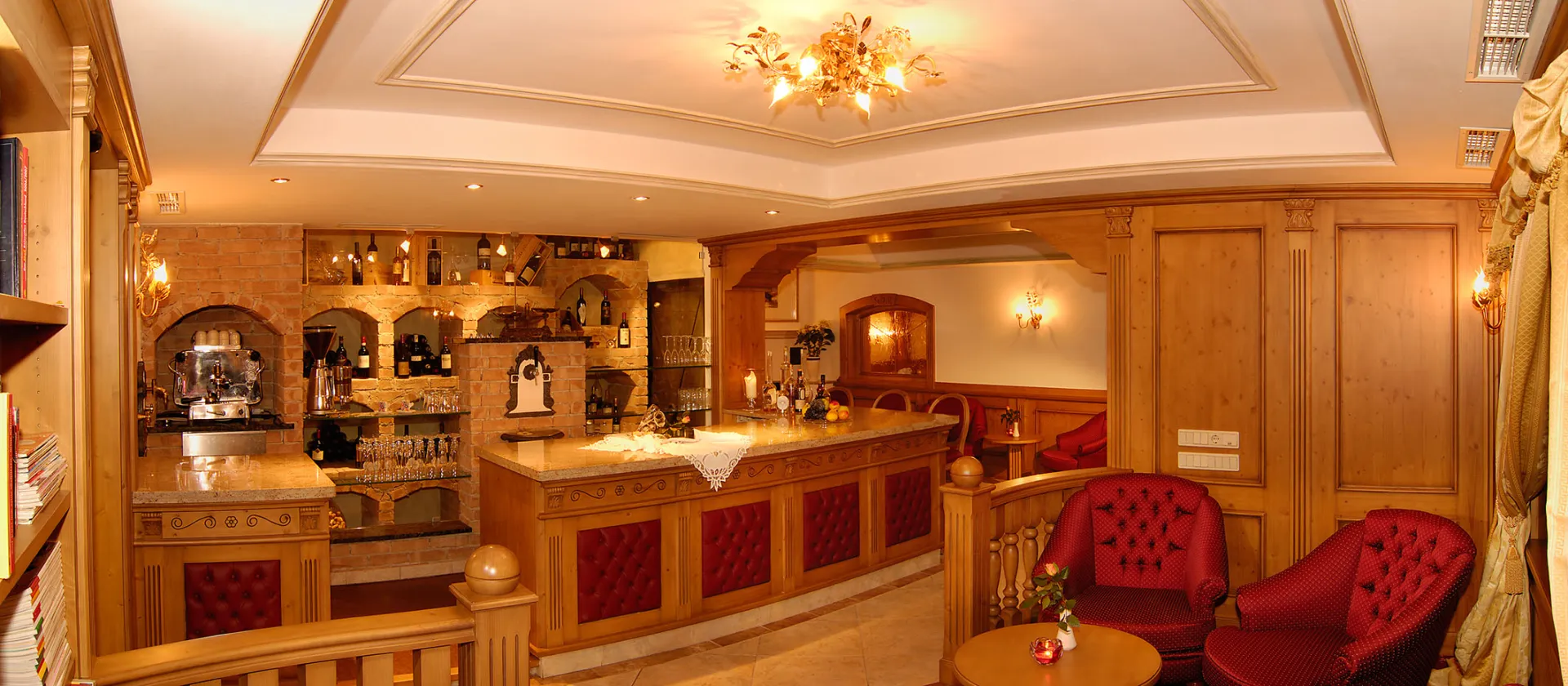 https://cdn.sudtirol.com/1537/conversions/Hotel-Alepentiroli-s-Weinbar-header.webp