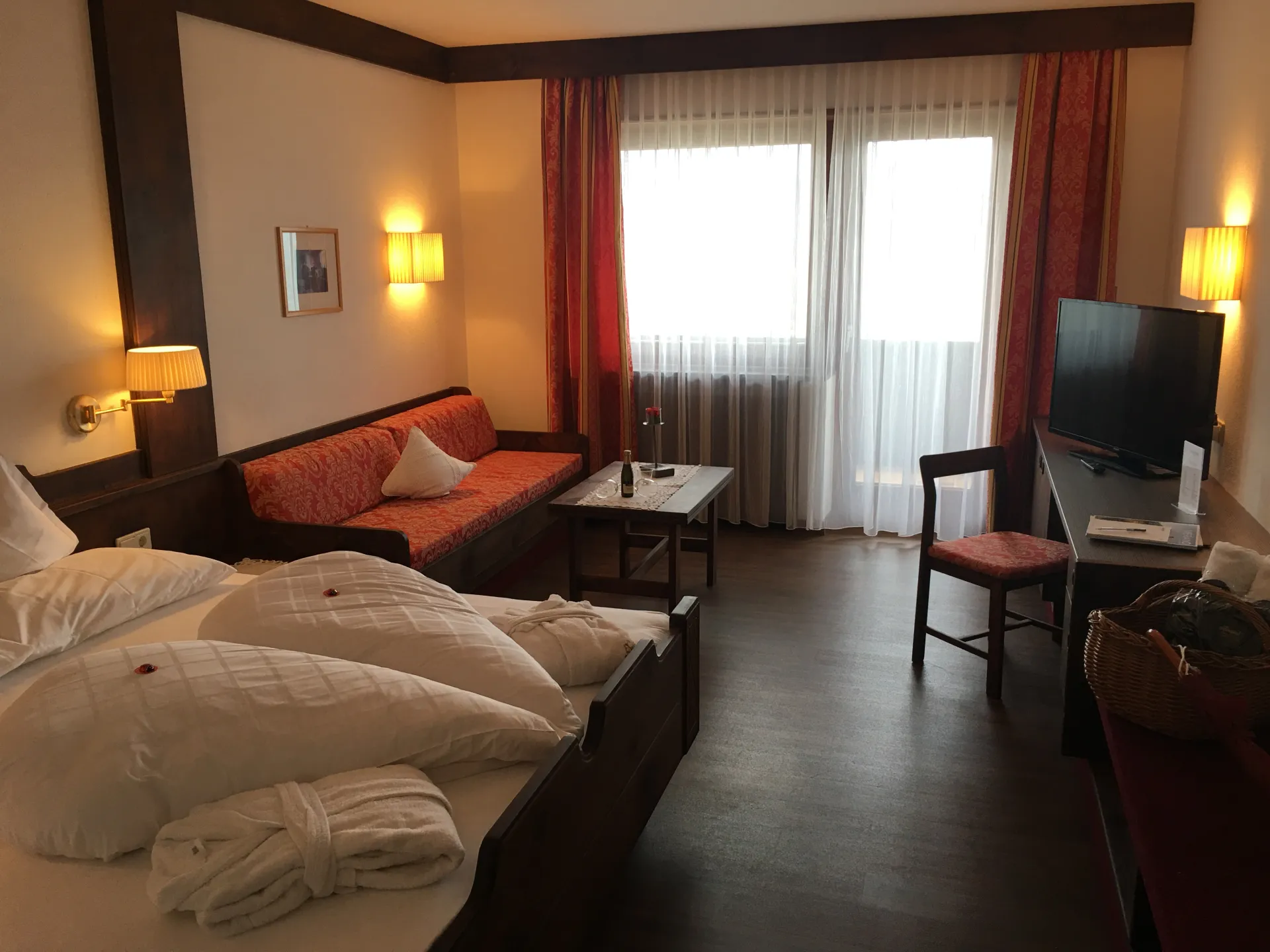 https://cdn.sudtirol.com/1539/conversions/Hotel-Alpentirolis-Komfortschlafzimmer-Meran-header.webp