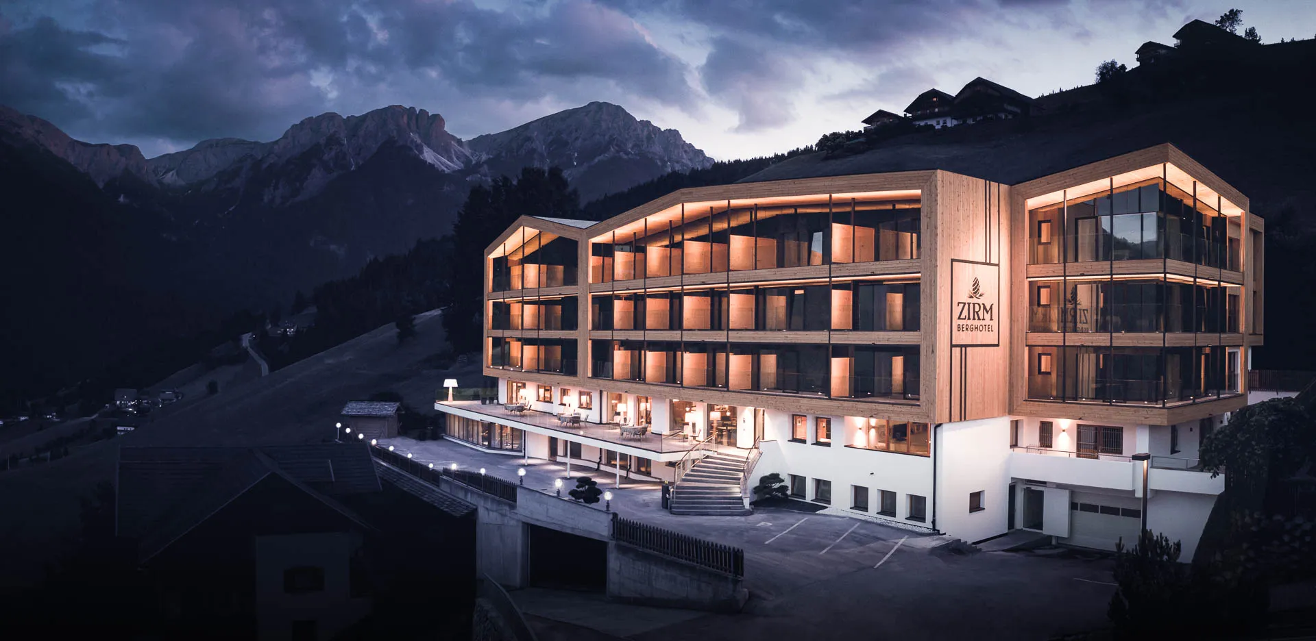 https://cdn.sudtirol.com/1713/conversions/Hausansicht-PANO-blaue-Stunde--010_hotelZirm_%C2%A9KOTTERSTEGER-header.webp