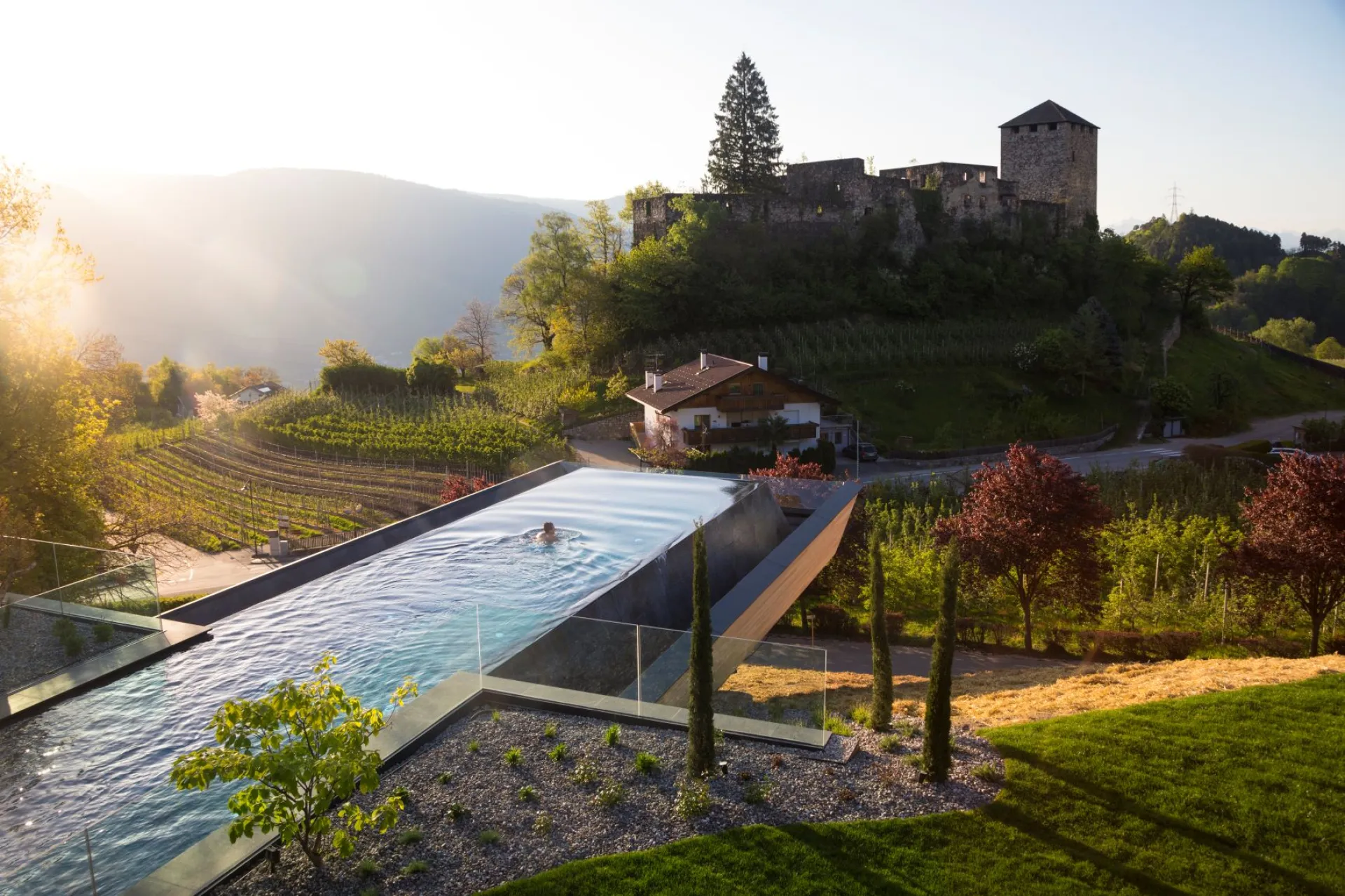 https://cdn.sudtirol.com/1885/conversions/Infinitypool_Sonnenaufgang_Waldhof-klein-header.webp