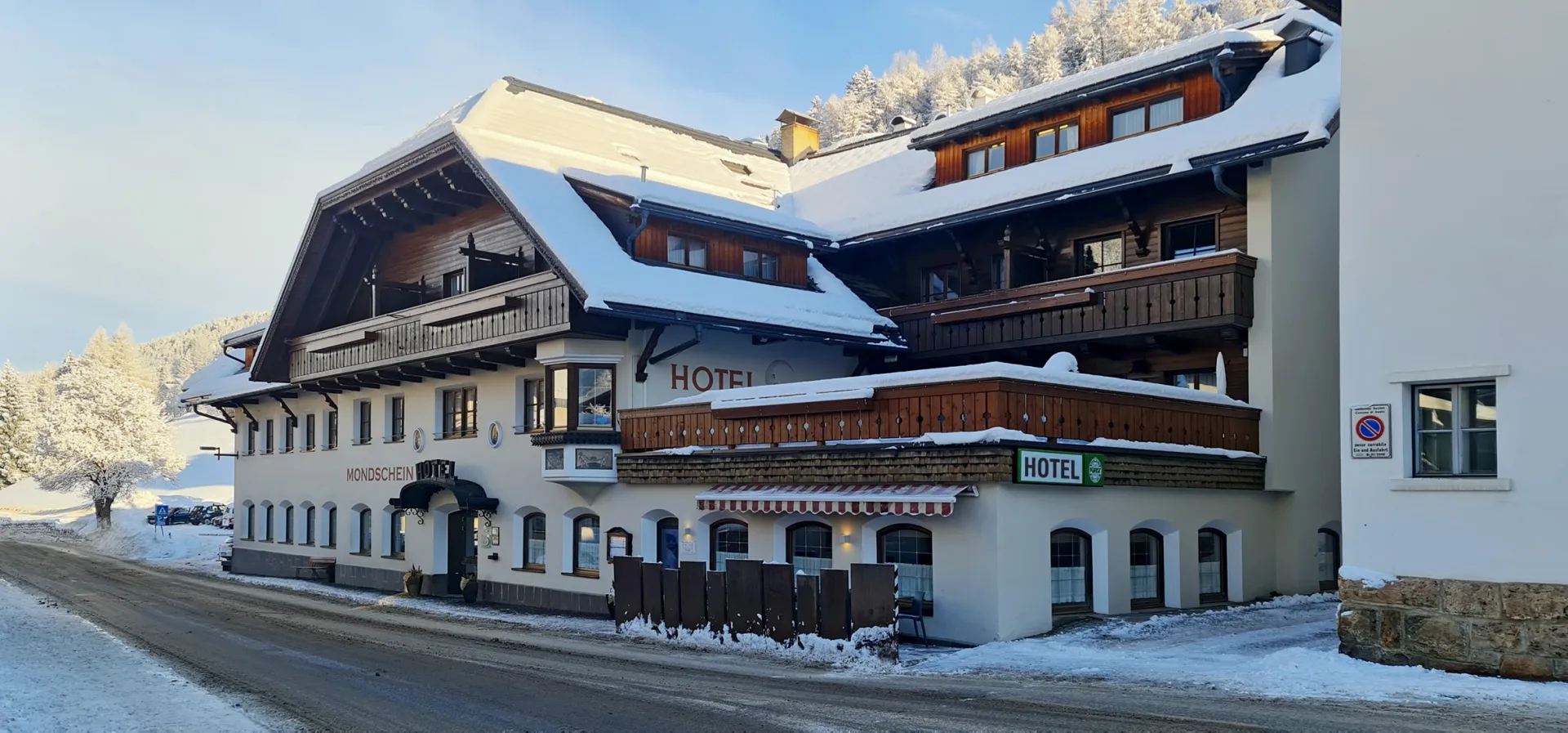 https://cdn.sudtirol.com/1968/conversions/HOTEL-MONDSCHEIN---ohne-Schilder---WINTER-%282%29-header.webp