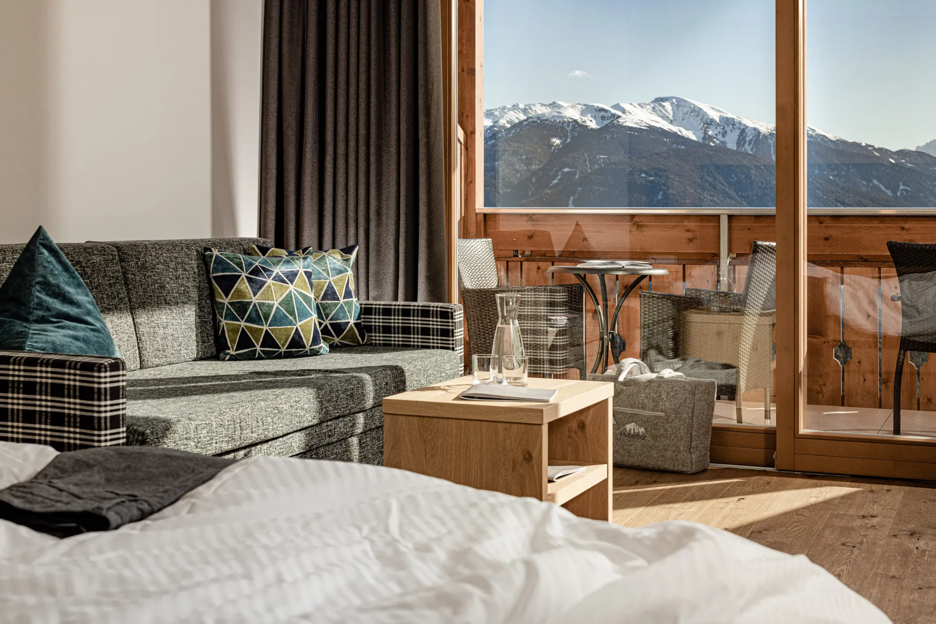 https://cdn.sudtirol.com/2395/conversions/Familiensuite-Dolomitenblick-2-header.webp