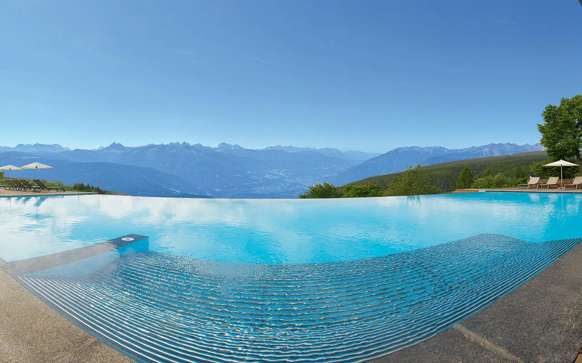 https://cdn.sudtirol.com/2545/conversions/02-pool-panorama-italien-header.webp