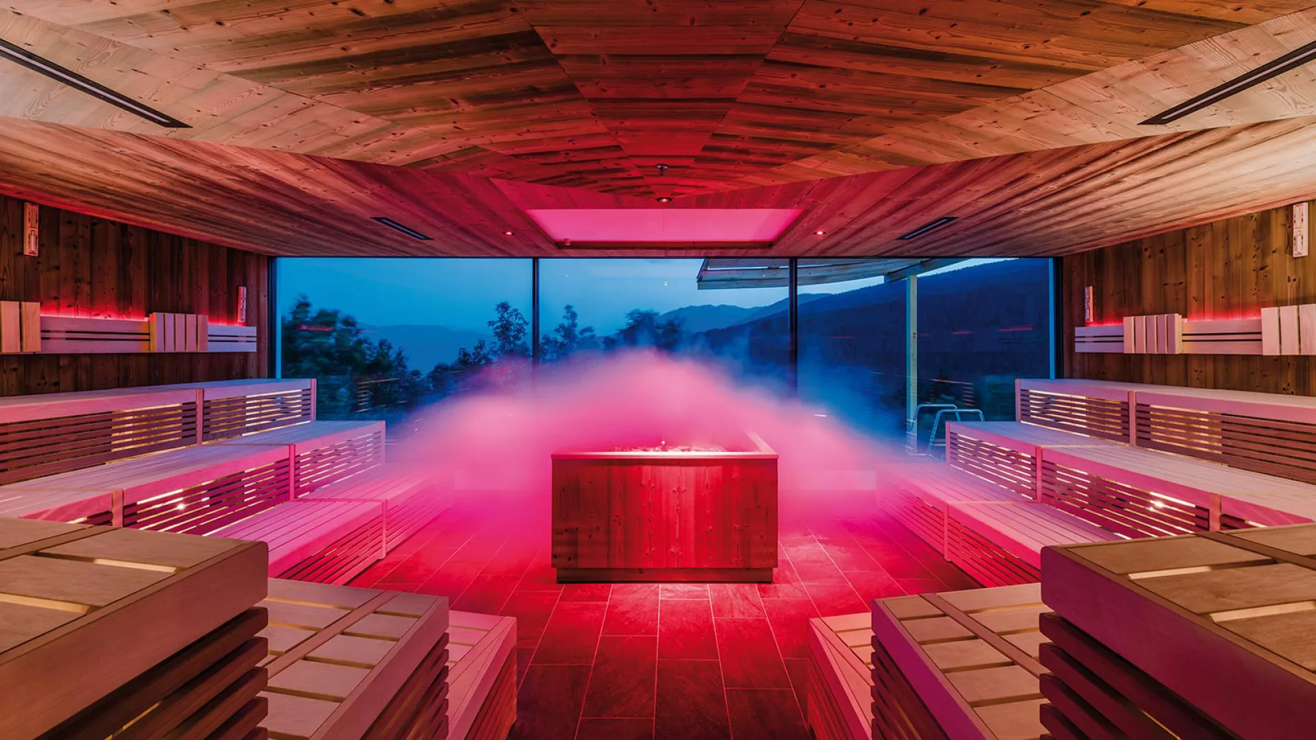 https://cdn.sudtirol.com/2552/conversions/park-hotel-holzerhof-sauna-header.webp