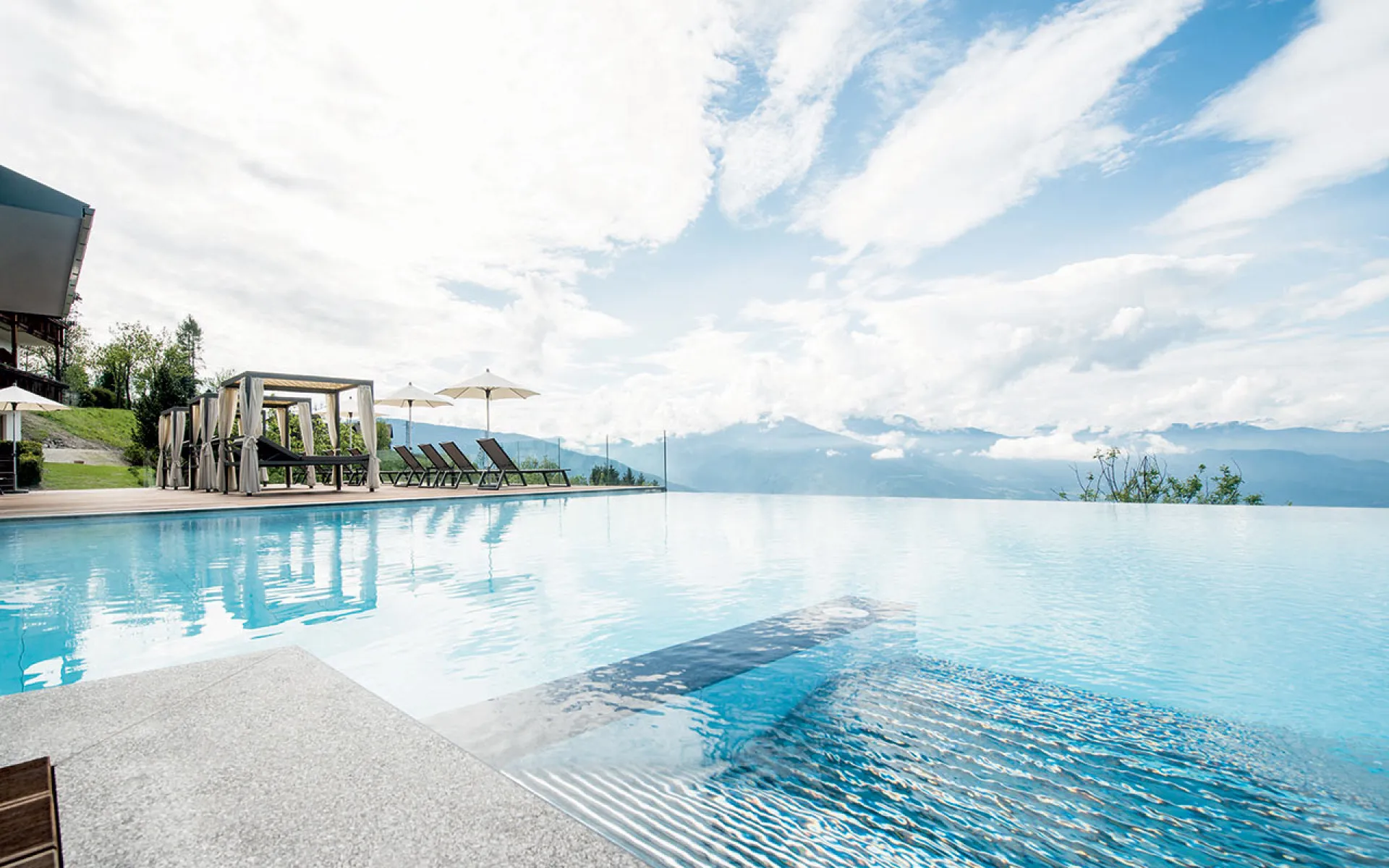 https://cdn.sudtirol.com/2557/conversions/04-infinity-pool-alpen-header.webp
