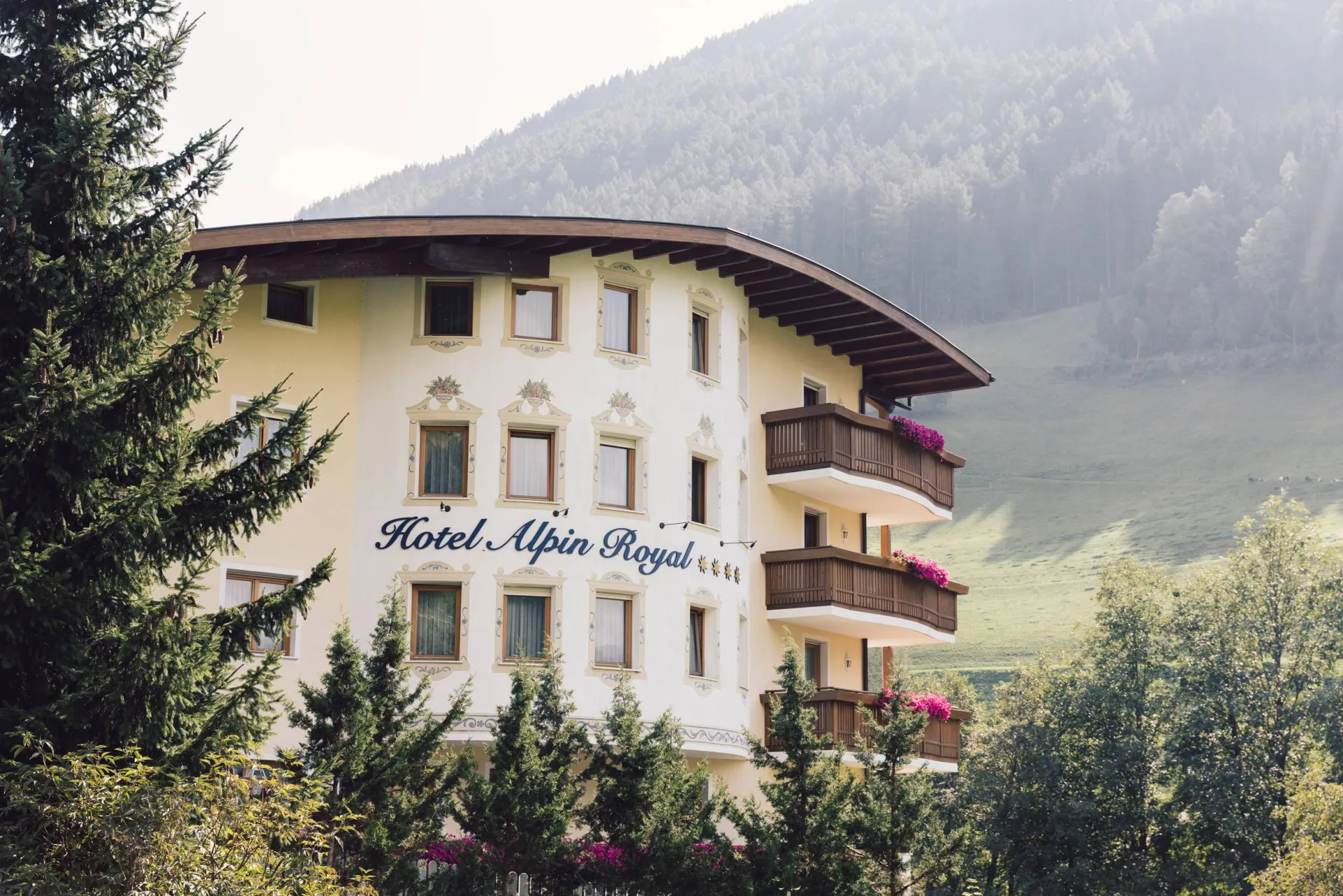 https://cdn.sudtirol.com/2671/conversions/4-sterne-s-hotel-ahrntal-in-suedtirol-0189-header.webp
