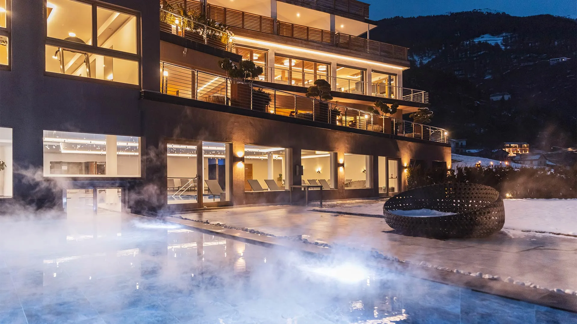 https://cdn.sudtirol.com/2704/conversions/tuberis-nature-spa-resort-wellnesshotel-vinschgau-impressionen-winter-1-header.webp