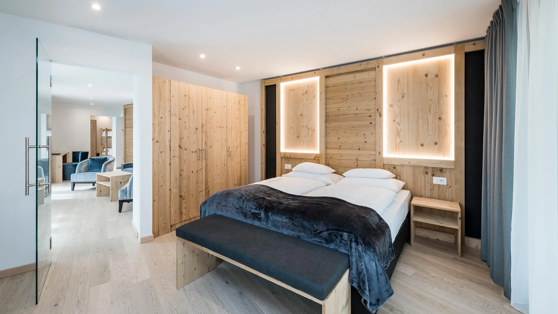 https://cdn.sudtirol.com/2707/conversions/hotel-tuberis-tuberis-impressionen-zimmer-1-header.webp