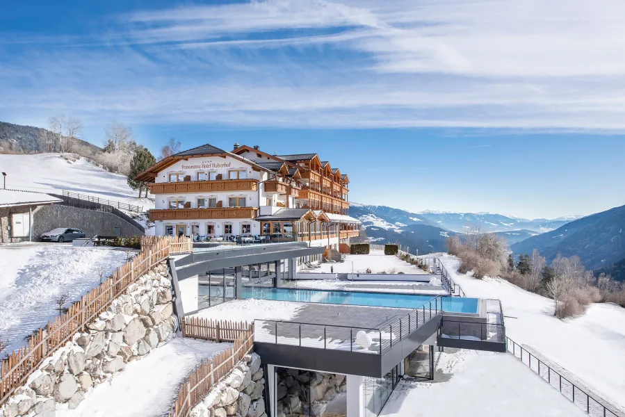 4*s Spa Herbst in Meransen Panoramalage mit Dolomitenblick &amp; Familiengeführt Brixen Südtirol Guest Pass + Kostenlose Nutzung der Bergbahnen Gitschberg, Jochtal und Plose sowie der öffentlichen Verkehrsmittel in Südtirol. GOURMET ¾ Verwöhnpension Zimmer &amp; Suiten mit Panorama-Aussicht und unverbaubaren Weitblick über das Eisacktal und die markanten Gipfel der Dolomiten Wellness und Spa: 2x tägliche Aufgüsse in der Eventsauna mit Panoramablick, Großzügige Saunalandschaft (Adults Only Bereich): 5 verschiedene Saunen und diverse Rückzugsorte und Ruheräume Pools: Der 27m lange Infinity-Pool: Ganzjährig beheizter Innen-&amp; Außenpool mit Panoramablick auf die Dolomiten für wetterunabhängiges Schwimmvergnügen. Mit einer Gesamtlänge von 27 Metern ist dies der längste Pool im Eisacktal. Whirlpool, outdoor für Erwachsene (36°C), Outdoor-Kältebecken