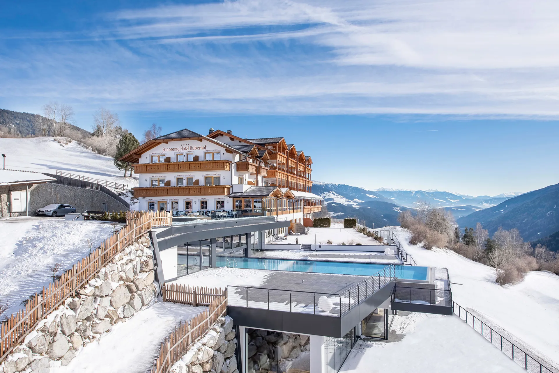 https://cdn.sudtirol.com/2721/conversions/panoramahotel-huberhof-winter-02-header.webp