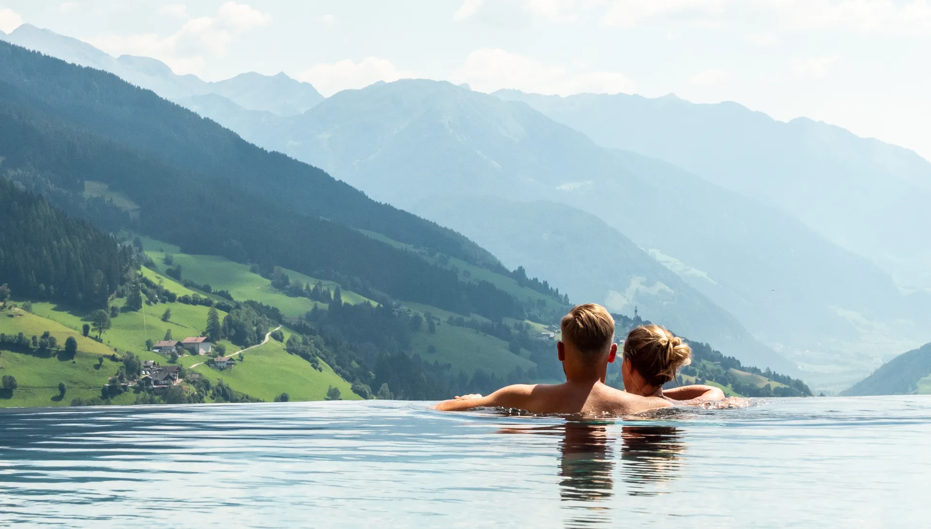 https://cdn.sudtirol.com/2768/conversions/Hotel-Gassenhof-Sommer-2020-1170638-header.webp