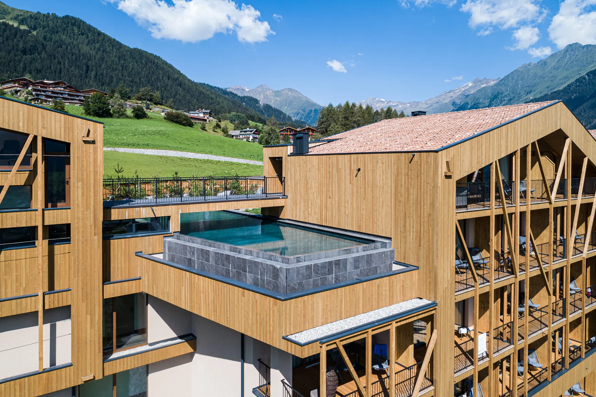 https://cdn.sudtirol.com/2771/conversions/Hotel-Gassenhof-Sommer-2020-0390-header.webp