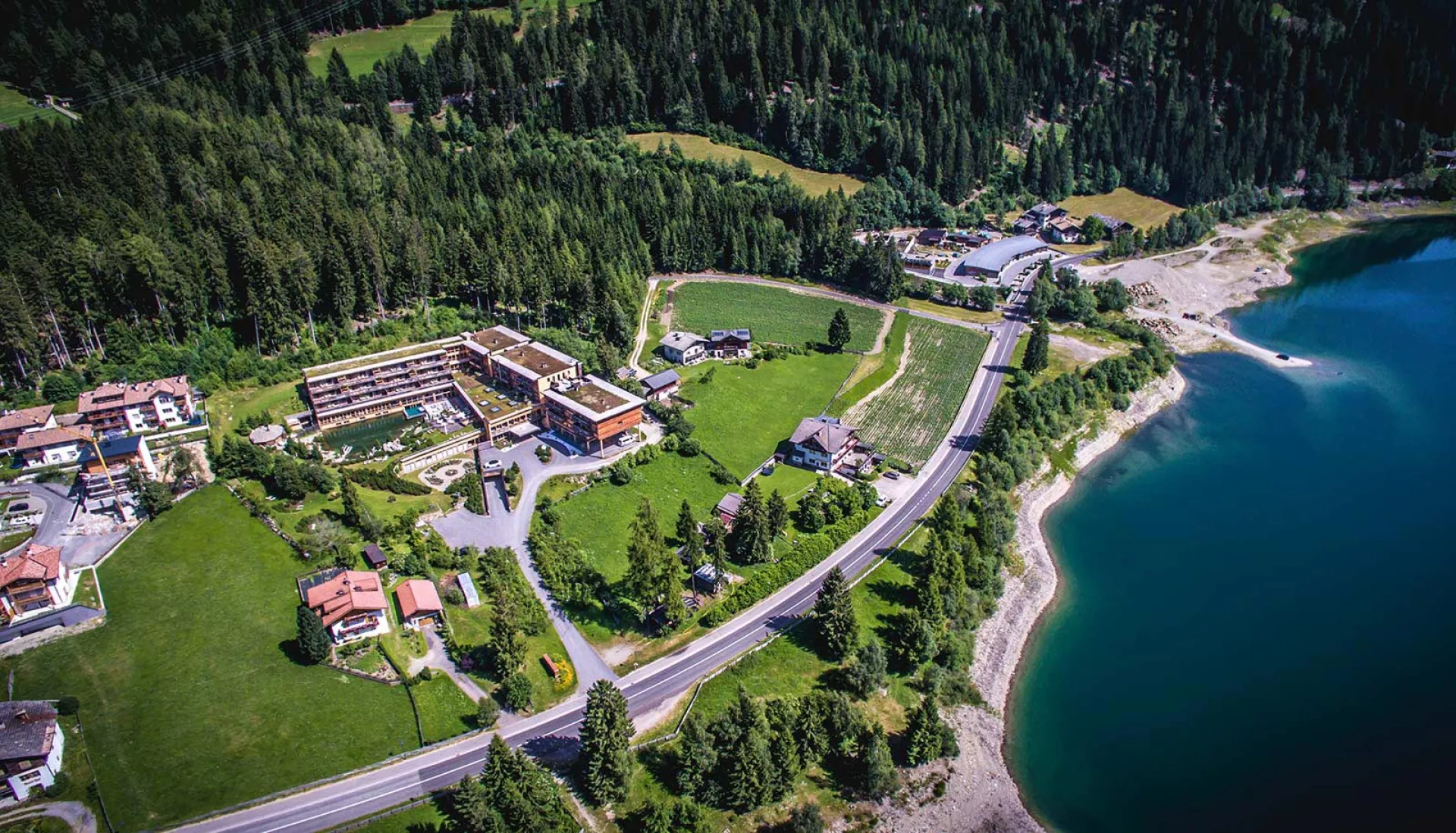 https://cdn.sudtirol.com/2833/conversions/02-arosea-hotel-see-header.webp