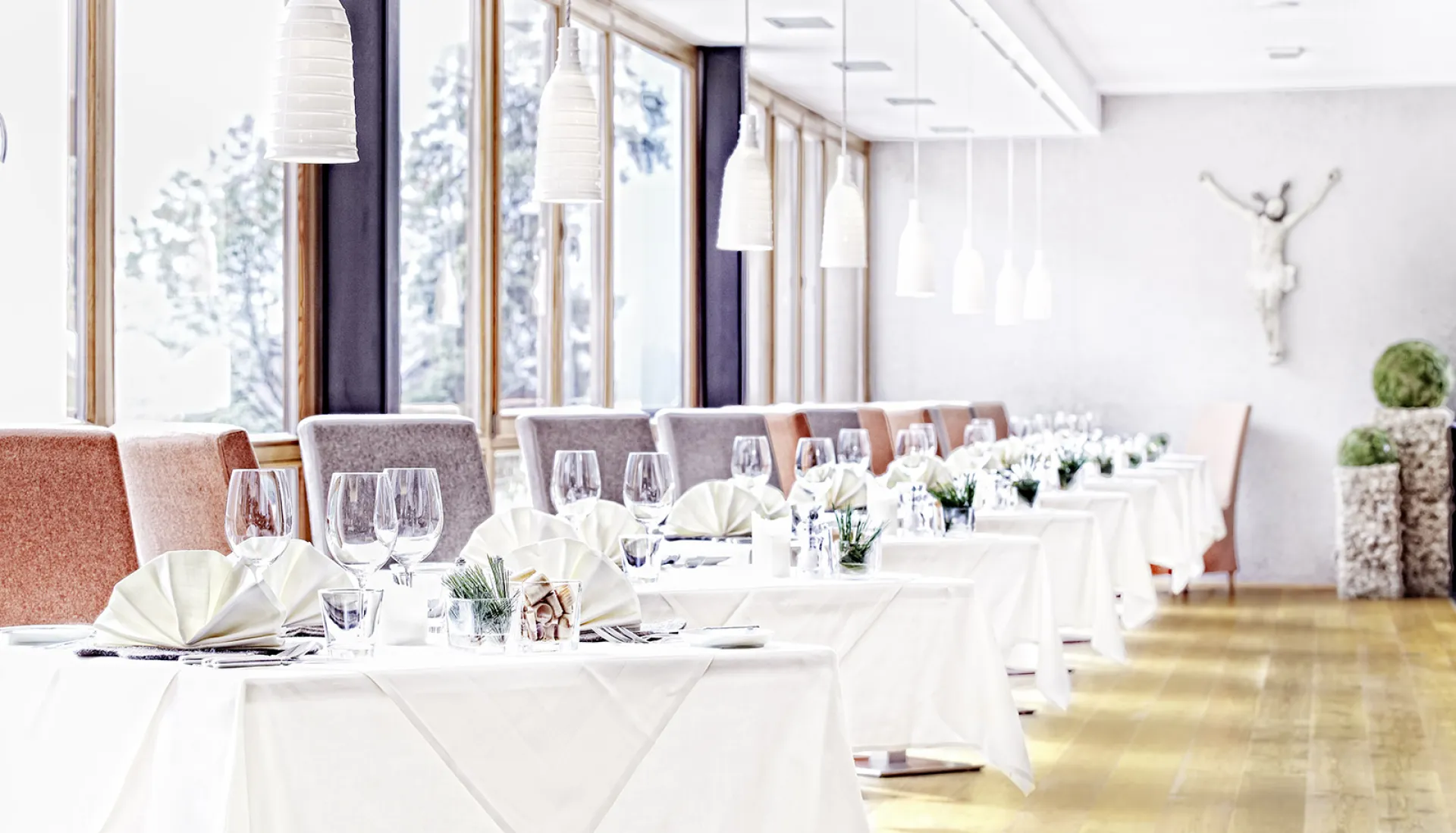 https://cdn.sudtirol.com/2851/conversions/01-lifestyle-restaurant-arosea-header.webp