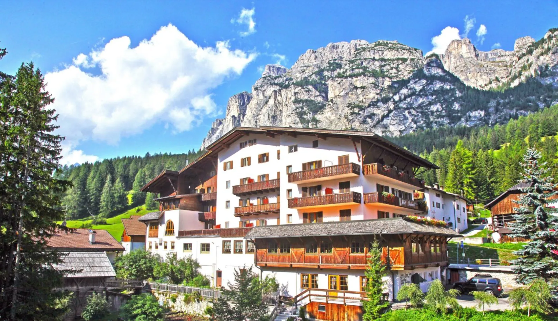 https://cdn.sudtirol.com/2862/conversions/Hotel-Estate-scaled-1390x800-header.webp