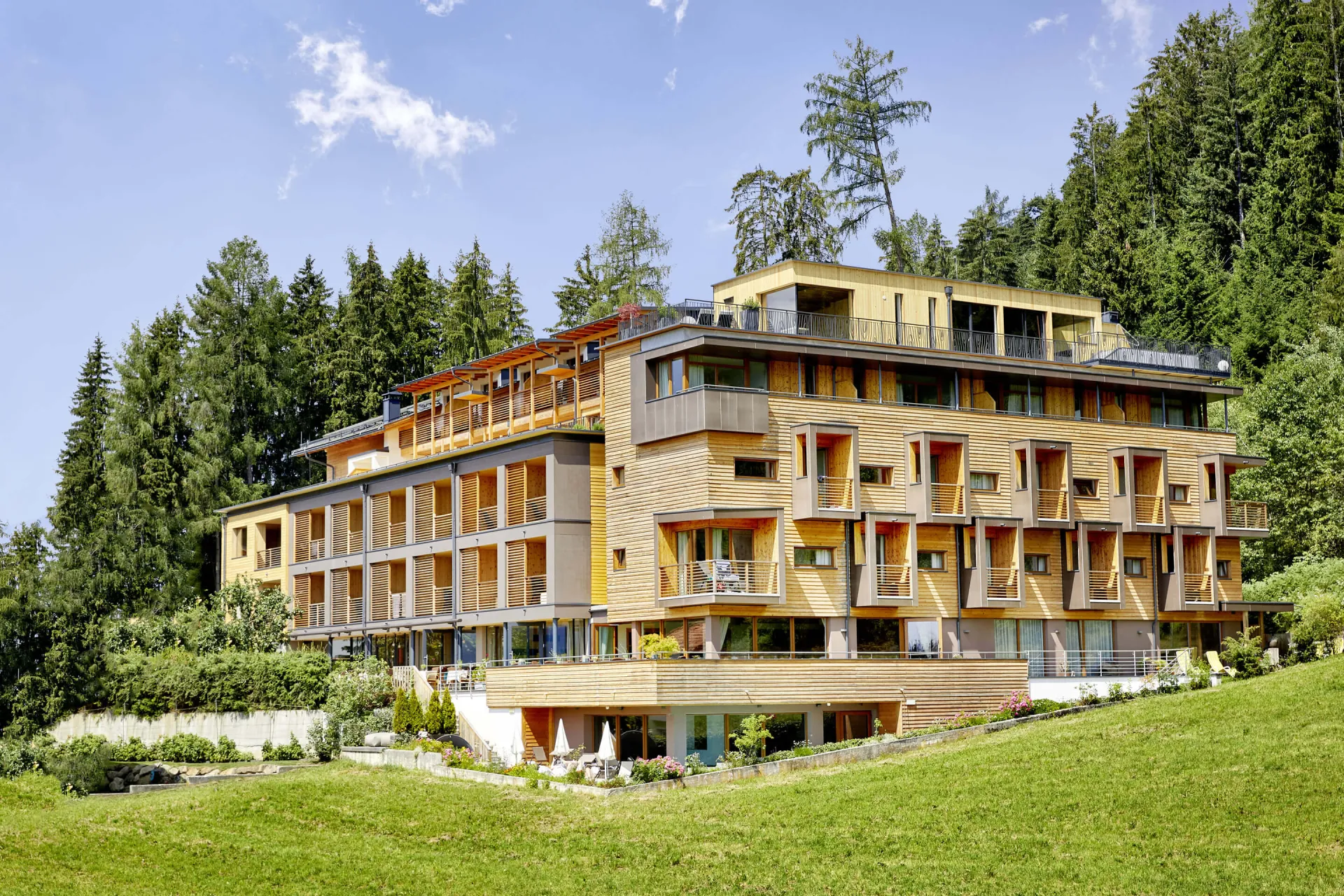https://cdn.sudtirol.com/2884/conversions/Hotelansicht-1-header.webp