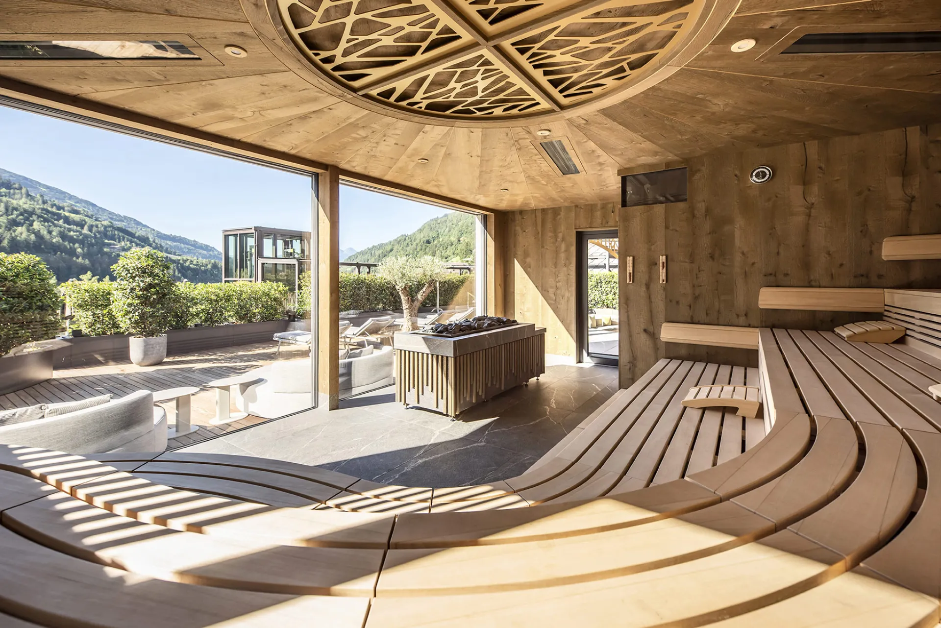 https://cdn.sudtirol.com/2999/conversions/roof-top-sauna-header.webp