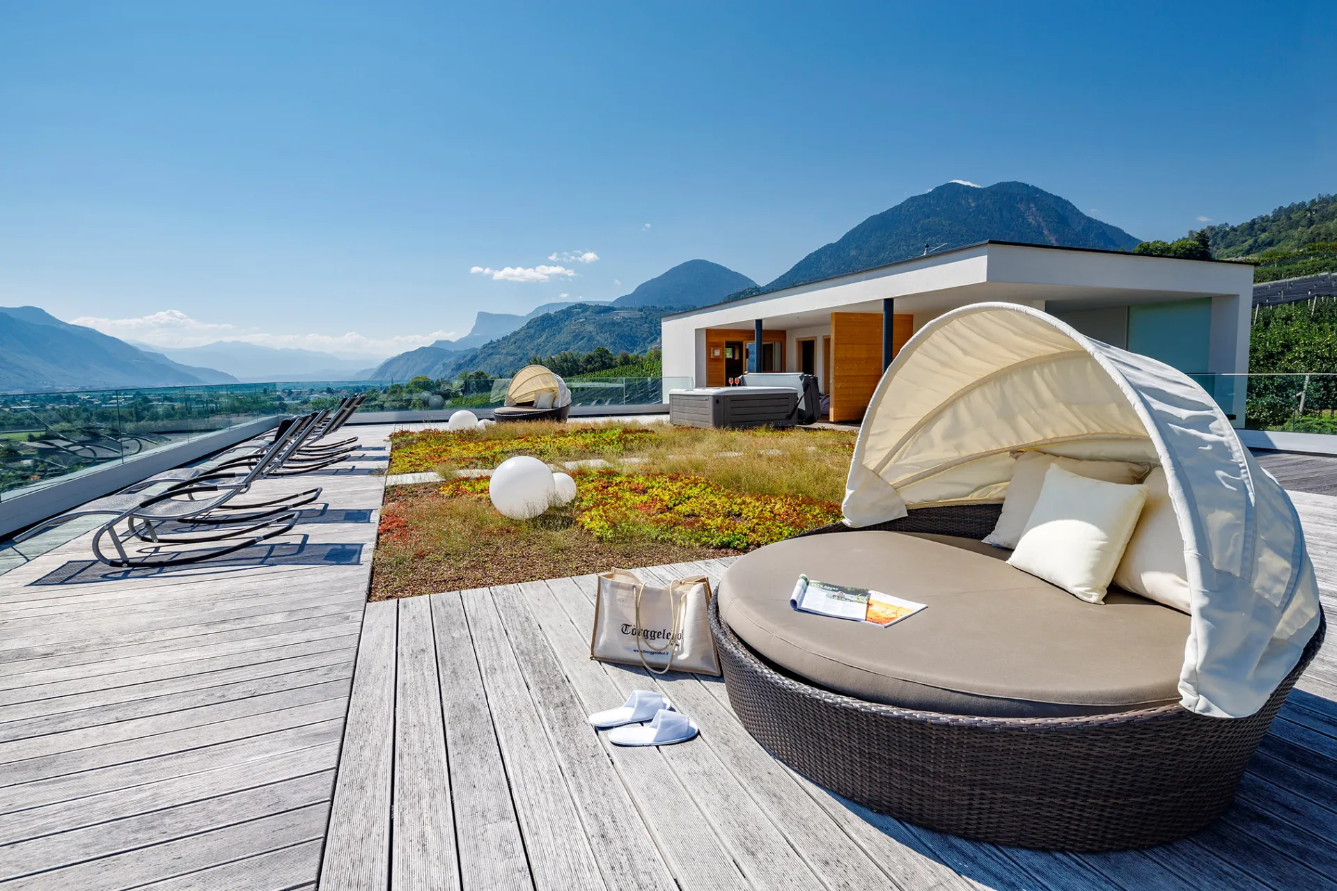 https://cdn.sudtirol.com/3057/conversions/to%E2%95%A0%C3%AArggelehof-16_tscherms_meranerland-rooftop_spa-header.webp