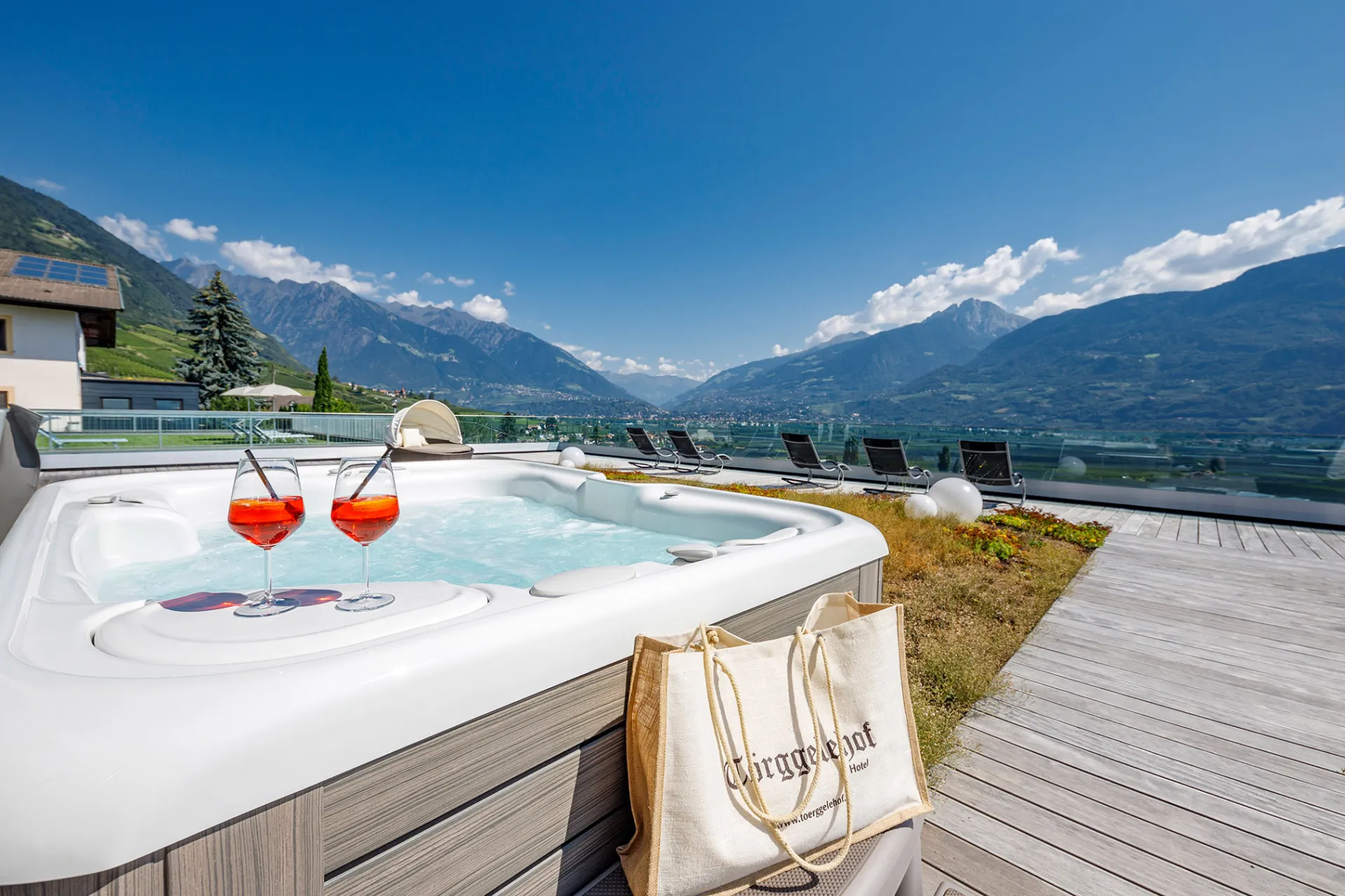 https://cdn.sudtirol.com/3058/conversions/toerggelehof-01_whirlpool_tscherms_meranerland-rooftop-header.webp
