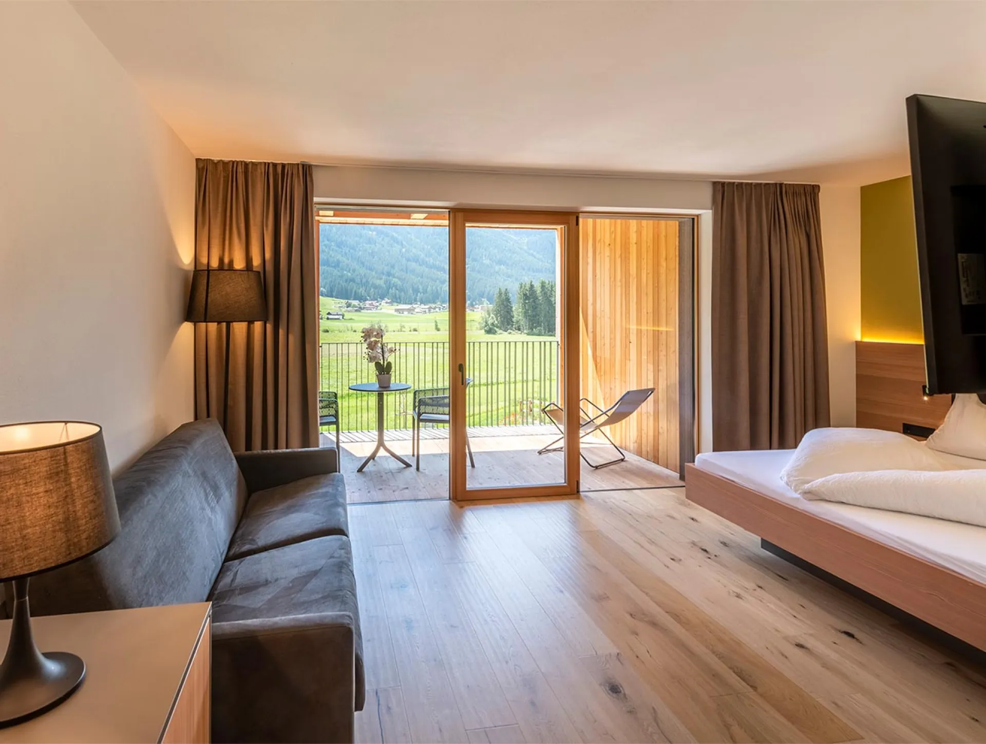 https://cdn.sudtirol.com/3119/conversions/01-familienzimmer-superior-hotel-tyrol-casies-header.webp
