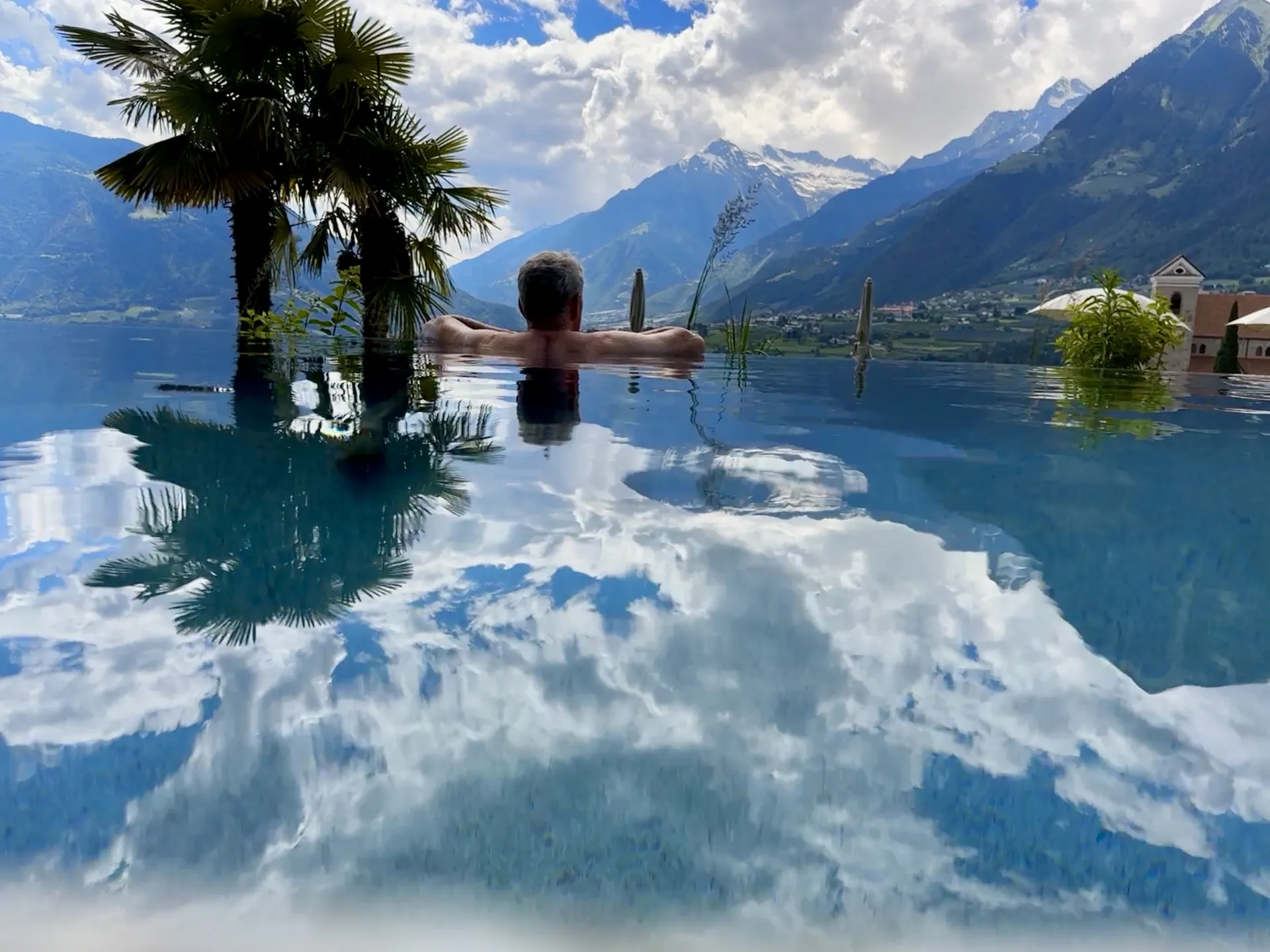 https://cdn.sudtirol.com/3409/conversions/Foto-im-Pool-header.webp