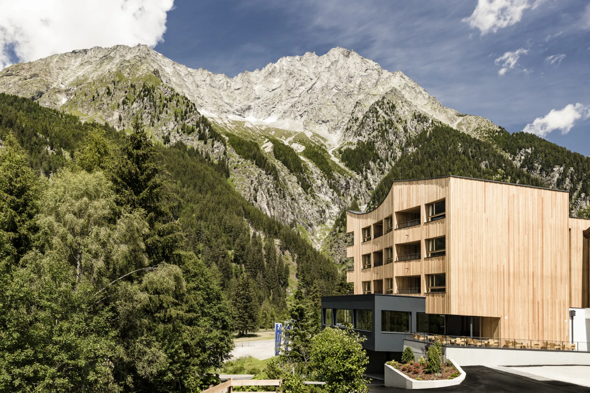 https://cdn.sudtirol.com/3413/conversions/2007kp_falkensteiner-antholz-exterior_18-header.webp