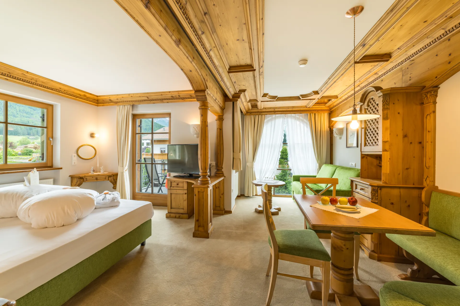 https://cdn.sudtirol.com/3534/conversions/Mirabell-Dolomites_Olang-Suedtirol_Zimmer_Waldsaum-header.webp