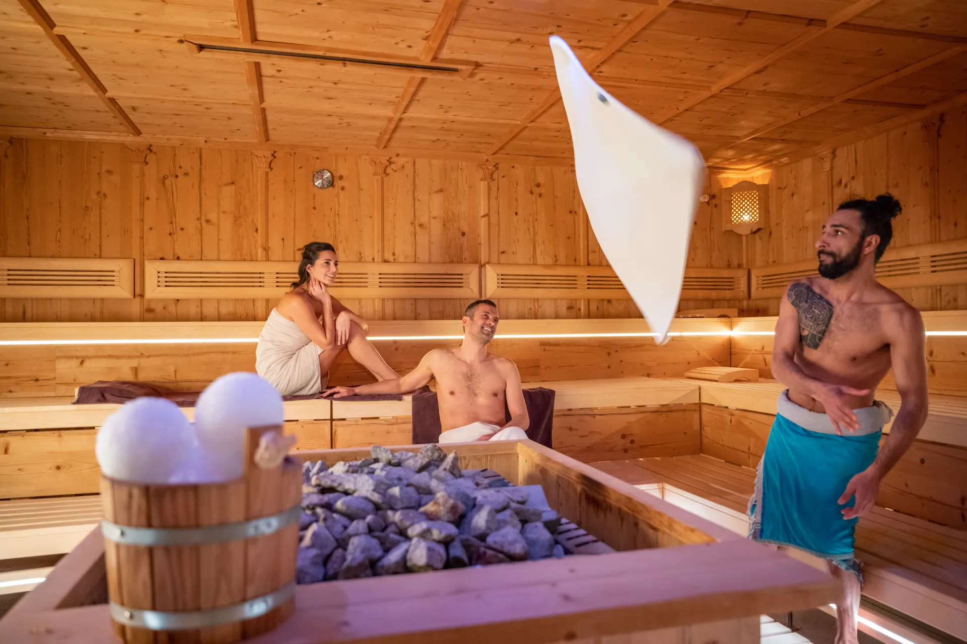 https://cdn.sudtirol.com/3535/conversions/Mirabell-olang-sauna1_fc-mirabell-Kopie-header.webp