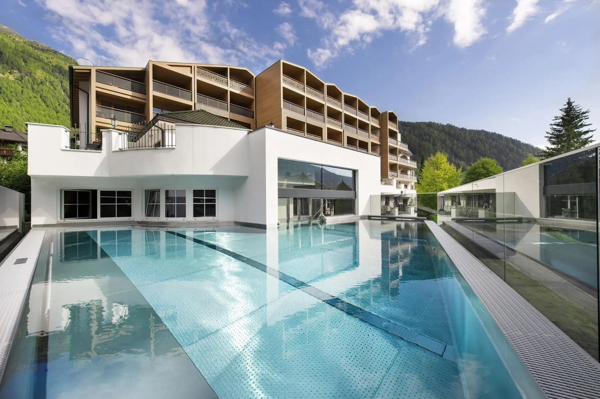 https://cdn.sudtirol.com/3573/conversions/fh_hotelansicht_aussen_herbst_pool_SPRING_RET-header.webp
