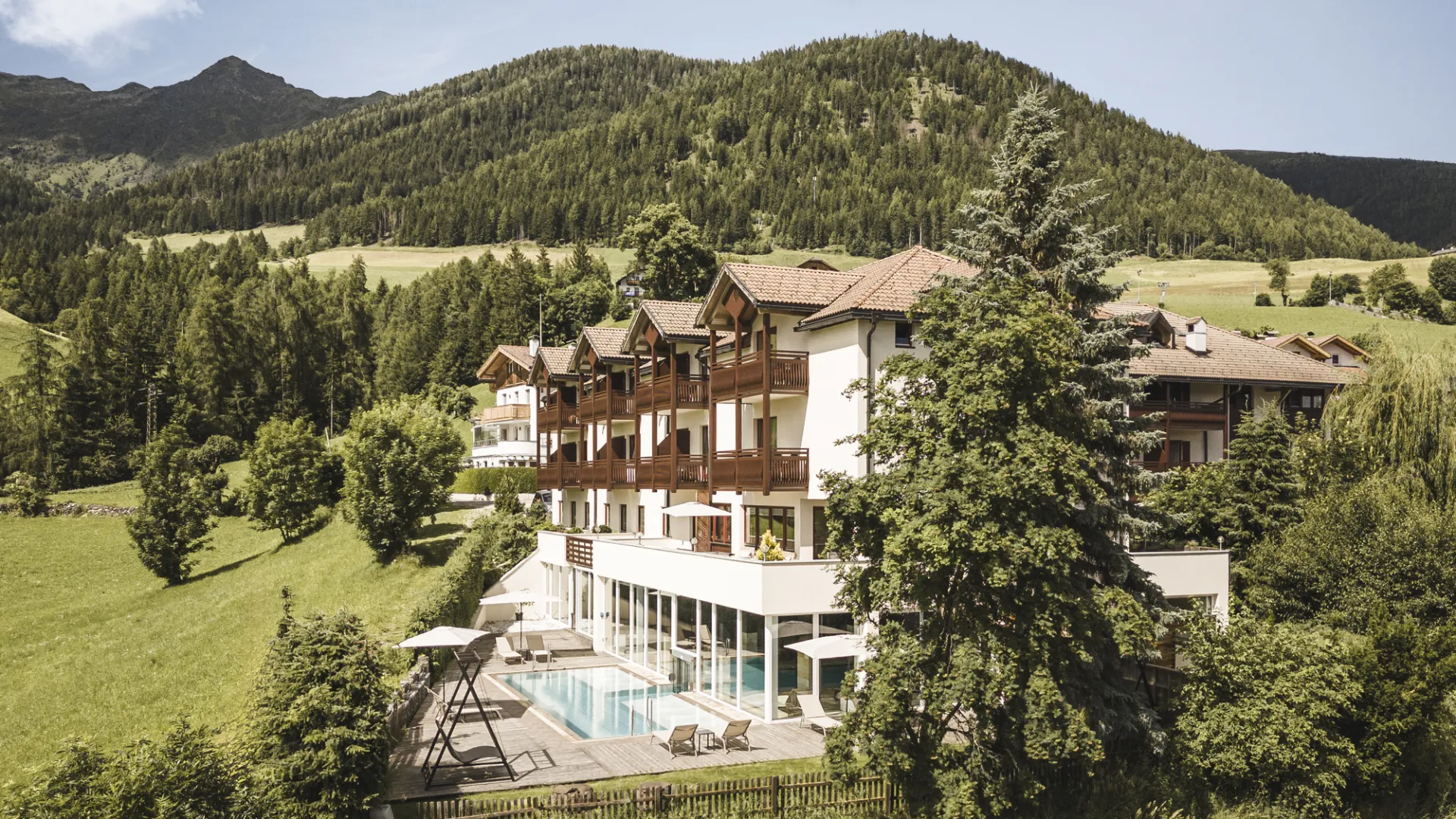 https://cdn.sudtirol.com/3579/conversions/2407hn_falkensteiner-sonnenparadies-exterior_44-header.webp