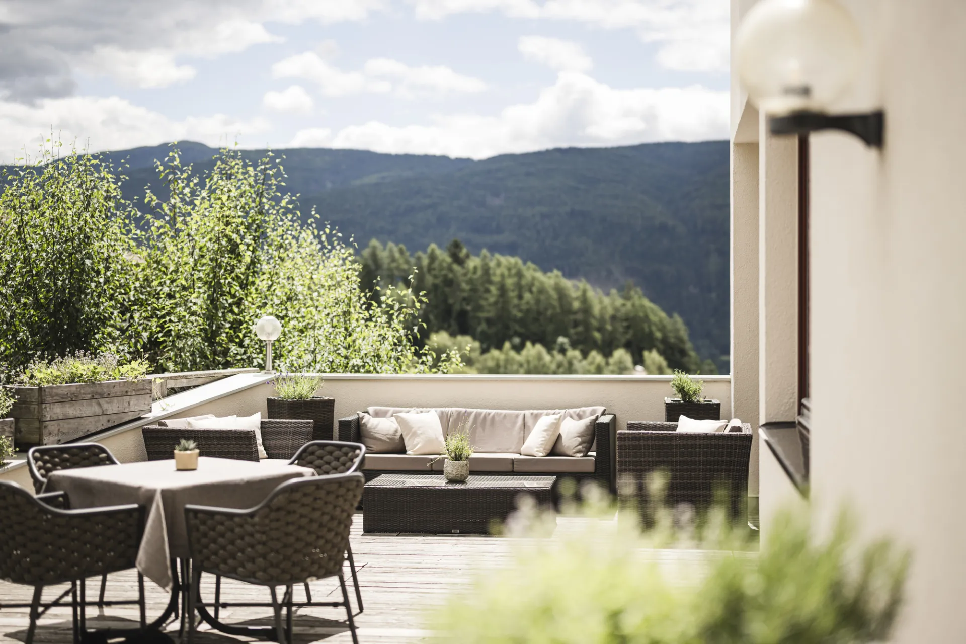 https://cdn.sudtirol.com/3581/conversions/2407hn_falkensteiner-sonnenparadies-terrace_12-header.webp
