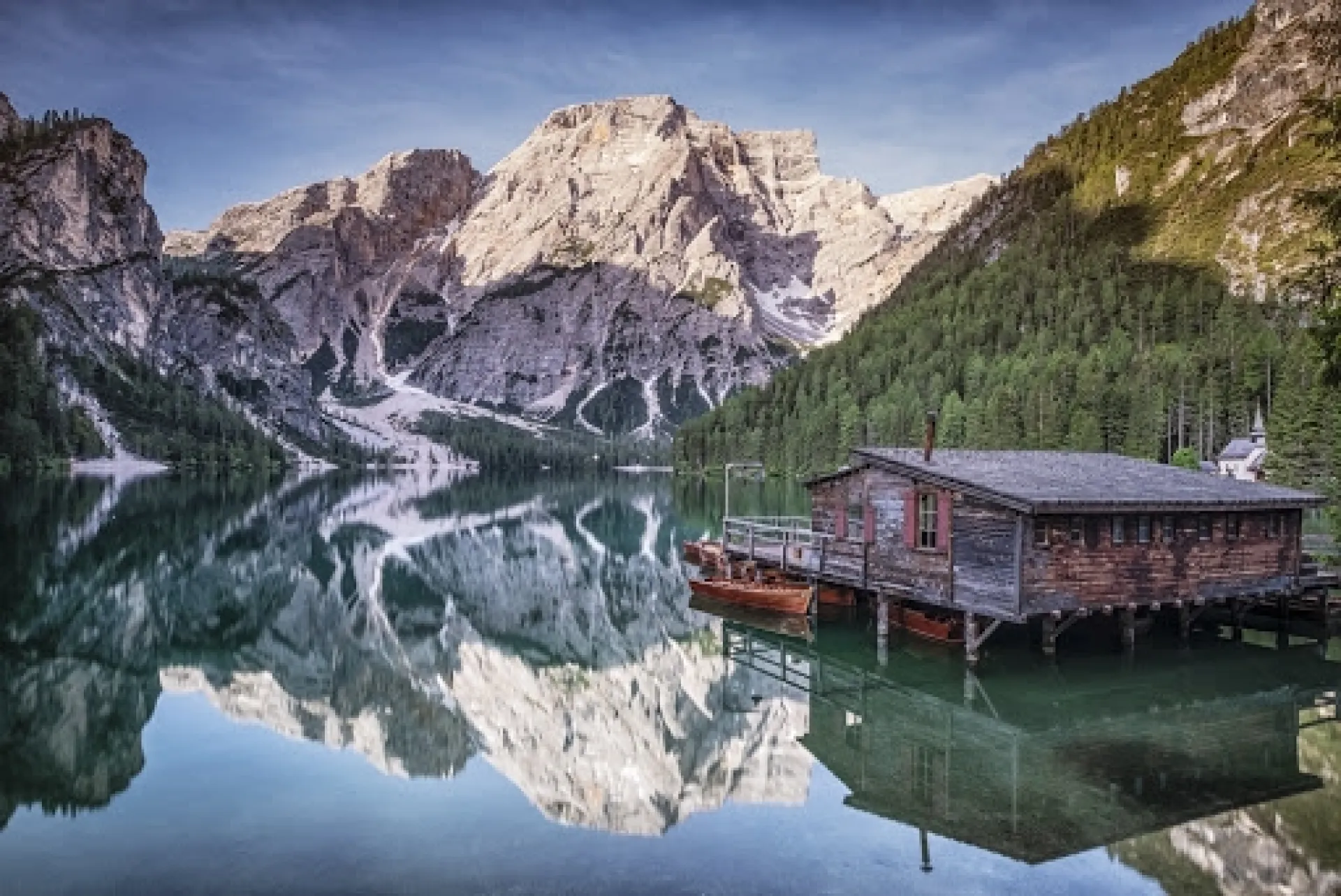 https://cdn.sudtirol.com/3628/conversions/lago_di_braies-%281%29-header.webp