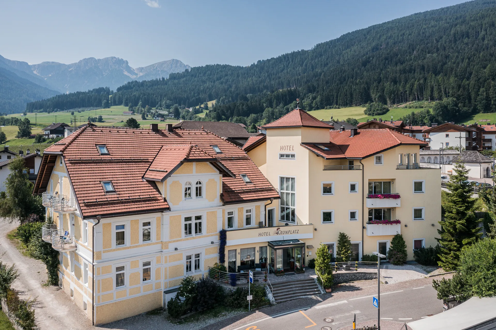 https://cdn.sudtirol.com/3697/conversions/Hotel-Frontansicht-3-header.webp