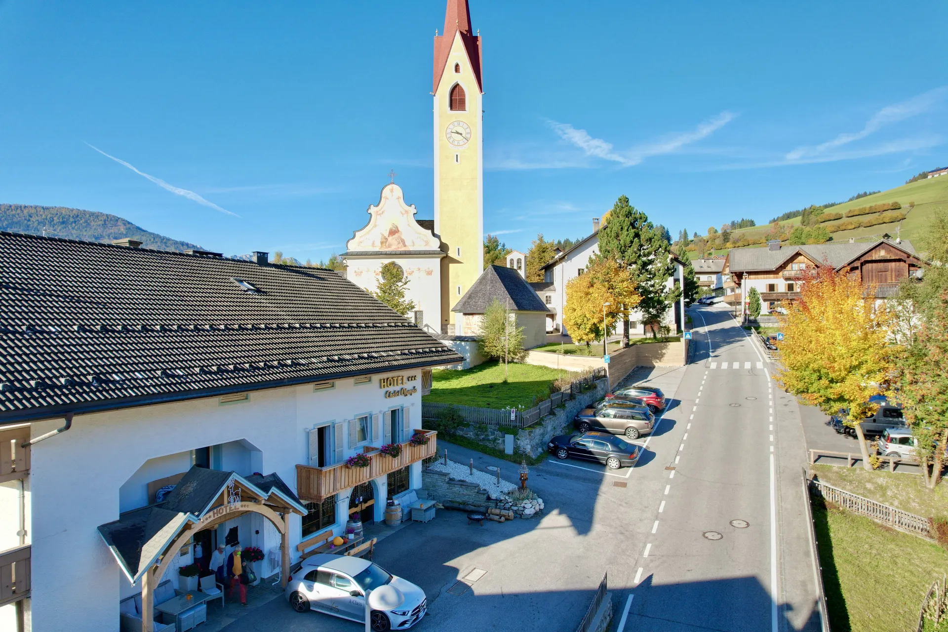 https://cdn.sudtirol.com/3876/conversions/hotel-vorderansicht-header.webp