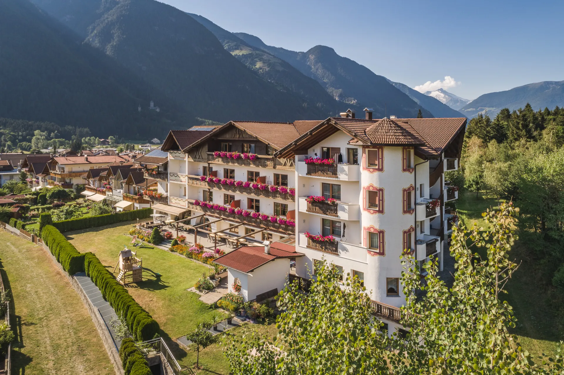 https://cdn.sudtirol.com/3990/conversions/20180719_Hotel-Panorama_03_WEB-header.webp