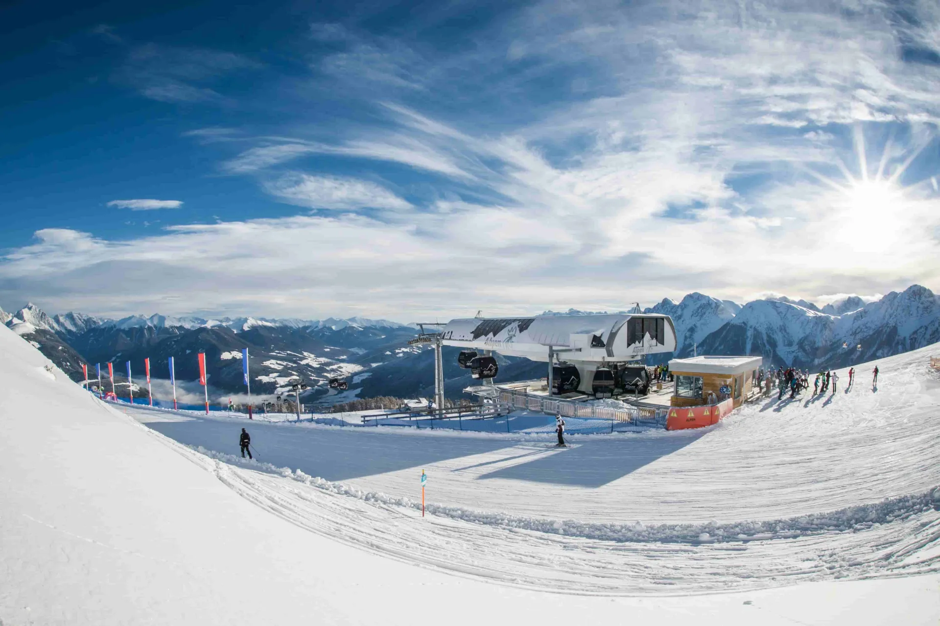 https://cdn.sudtirol.com/4013/conversions/w---kronplatz-lifts-c-tvb-kronplatz---photo-harald-wisthaler-20140117_1466_alpen_connecting-header.webp