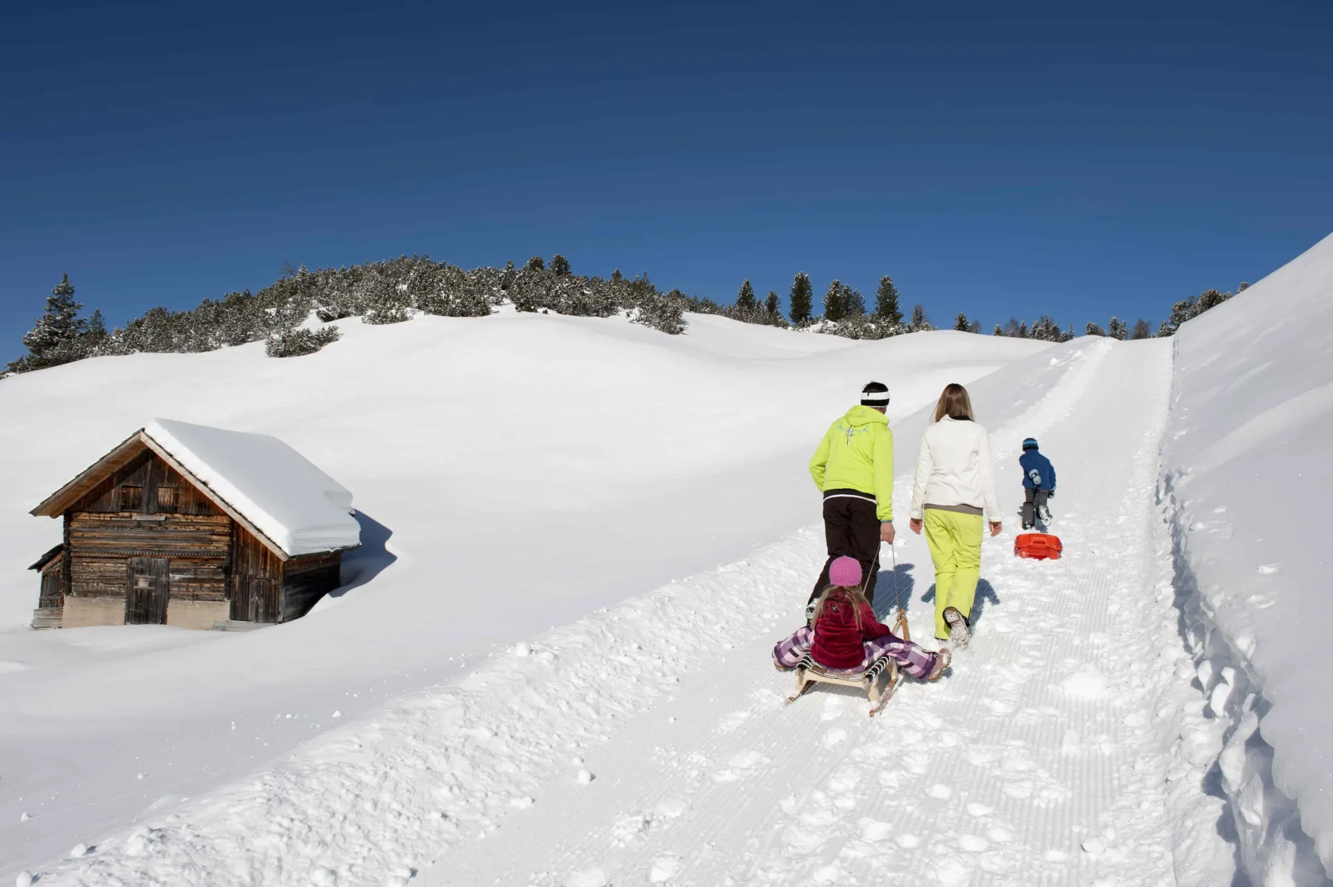 https://cdn.sudtirol.com/4014/conversions/w---tobogganing-c-tvb-kronplatz---photo-helmuth-rier-20120221_4011_sennes-senes-header.webp