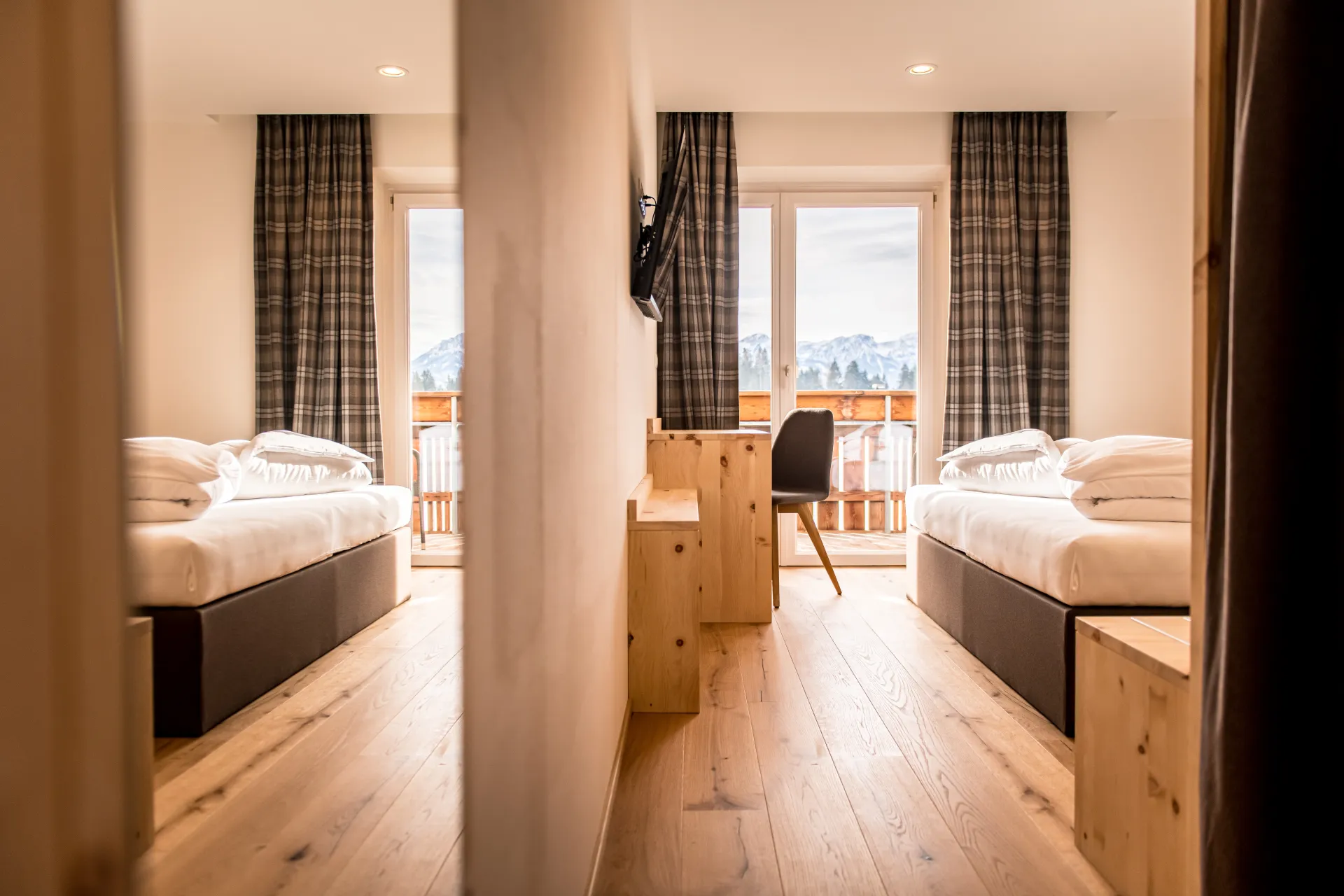 https://cdn.sudtirol.com/4045/conversions/Antholzerhof_Zimmer-55-header.webp