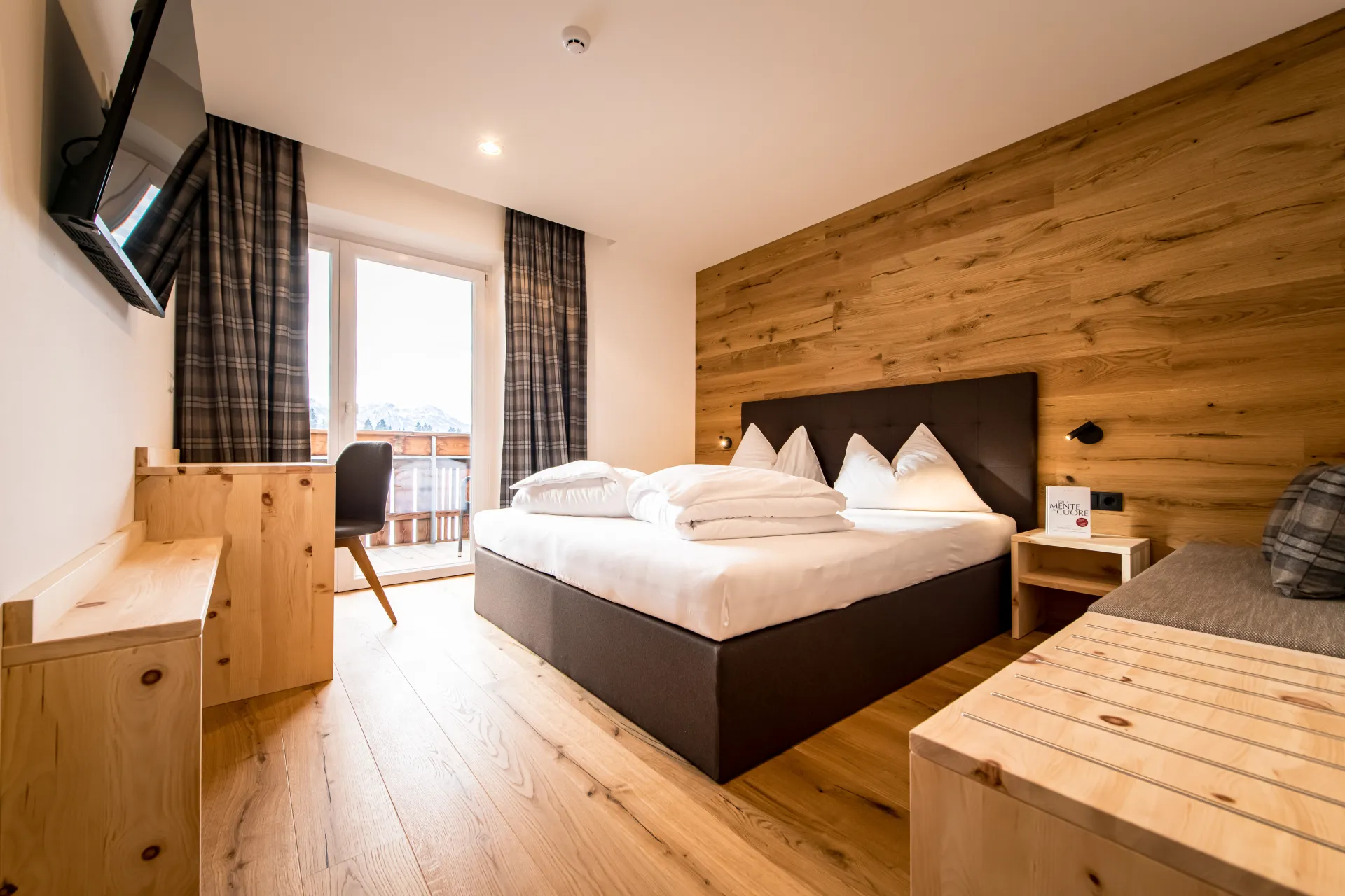 https://cdn.sudtirol.com/4047/conversions/Antholzerhof_Zimmer-35-header.webp