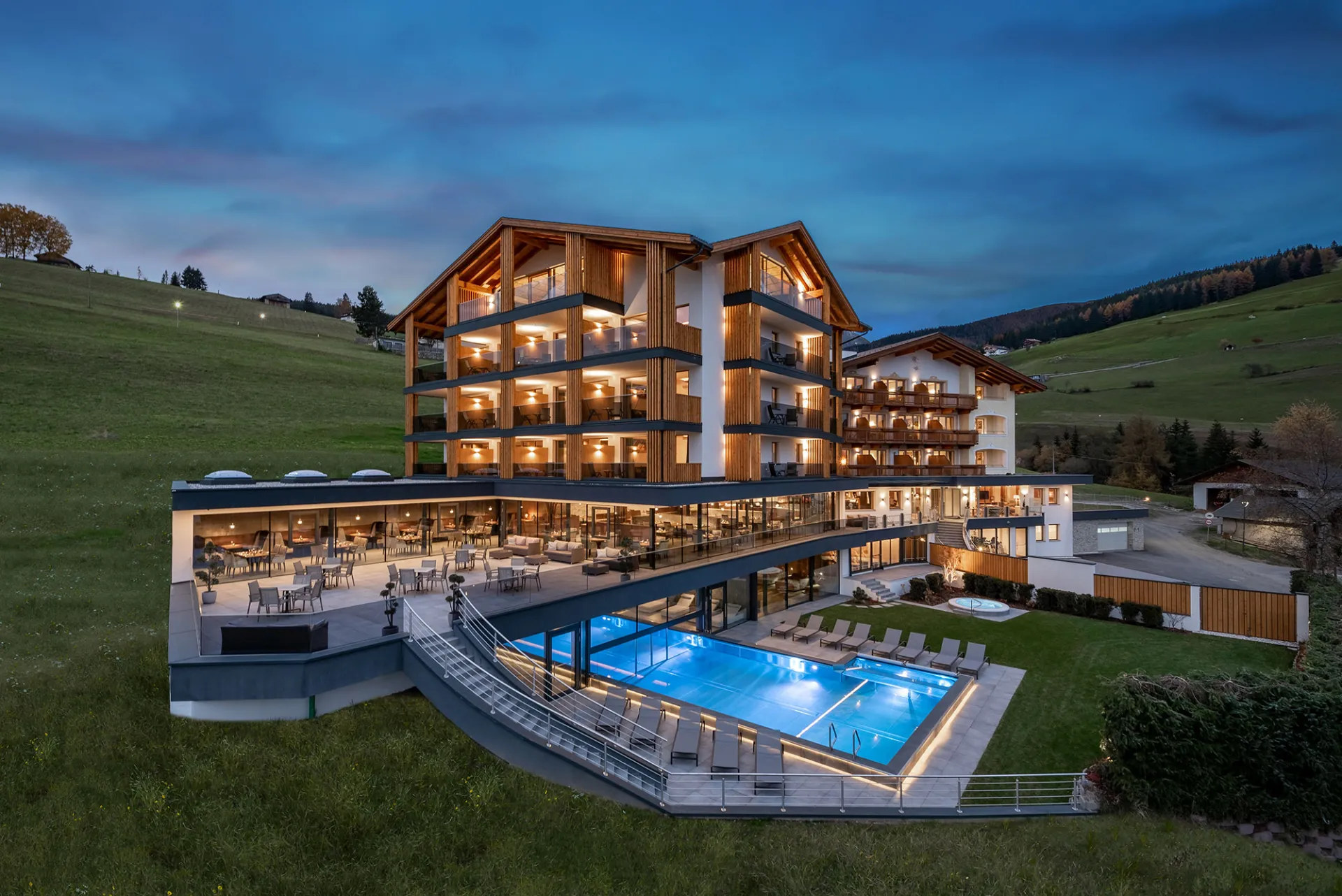 https://cdn.sudtirol.com/4196/conversions/hotel-edelweiss-by-night-header.webp