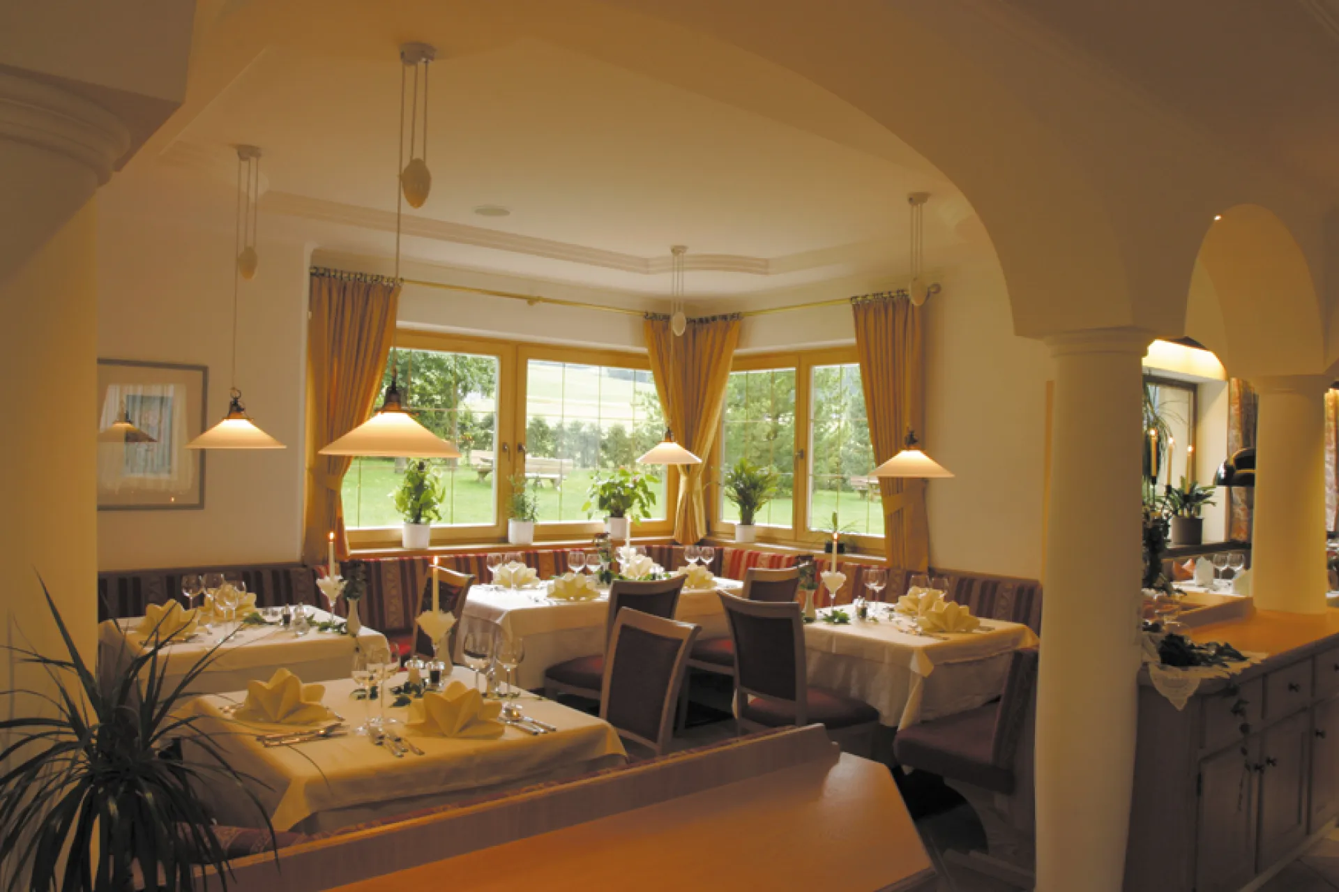 https://cdn.sudtirol.com/4407/conversions/Speisesaal-Eck-header.webp