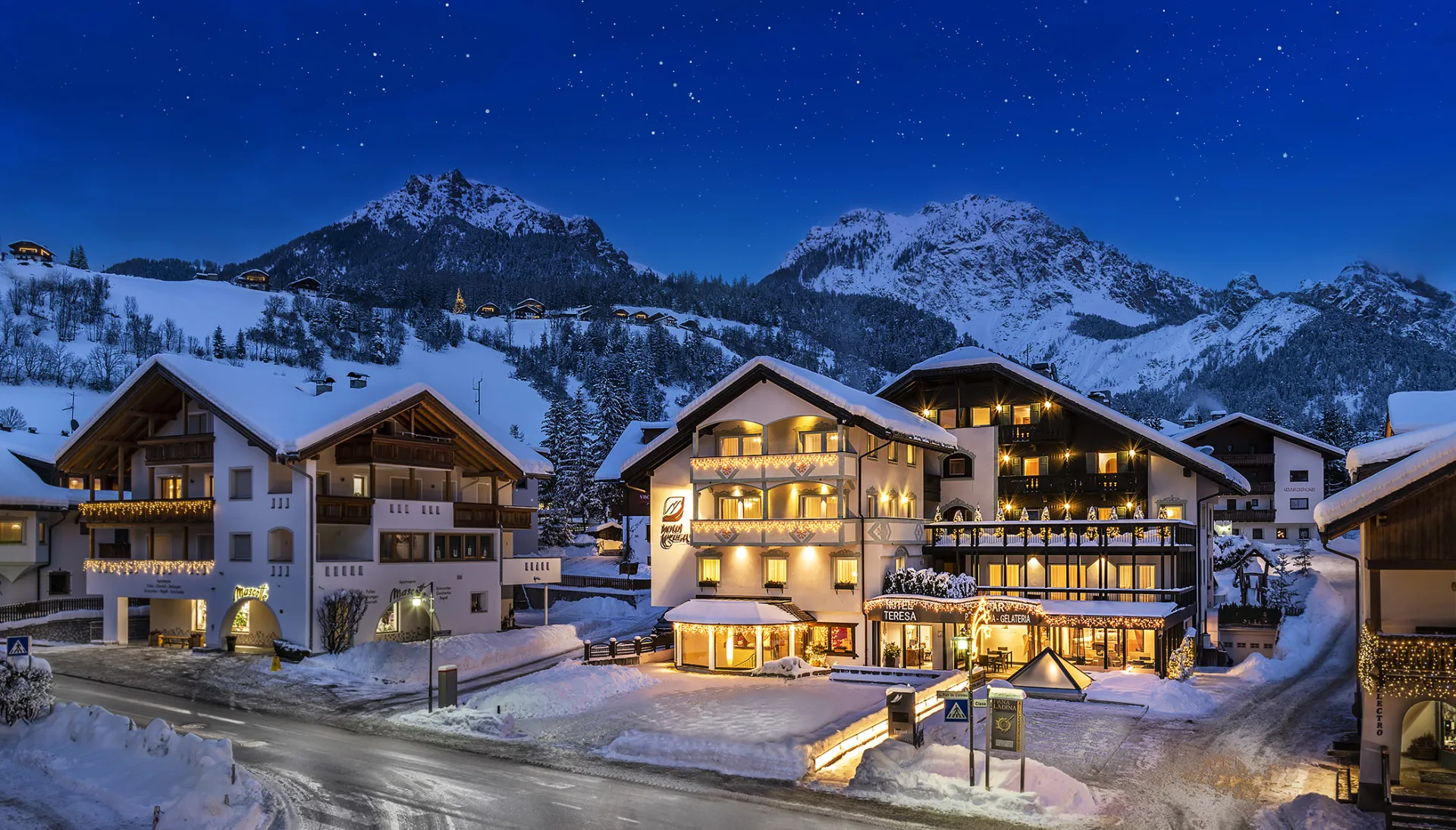https://cdn.sudtirol.com/4809/conversions/hotel-teresa-winter-night-snow-header.webp