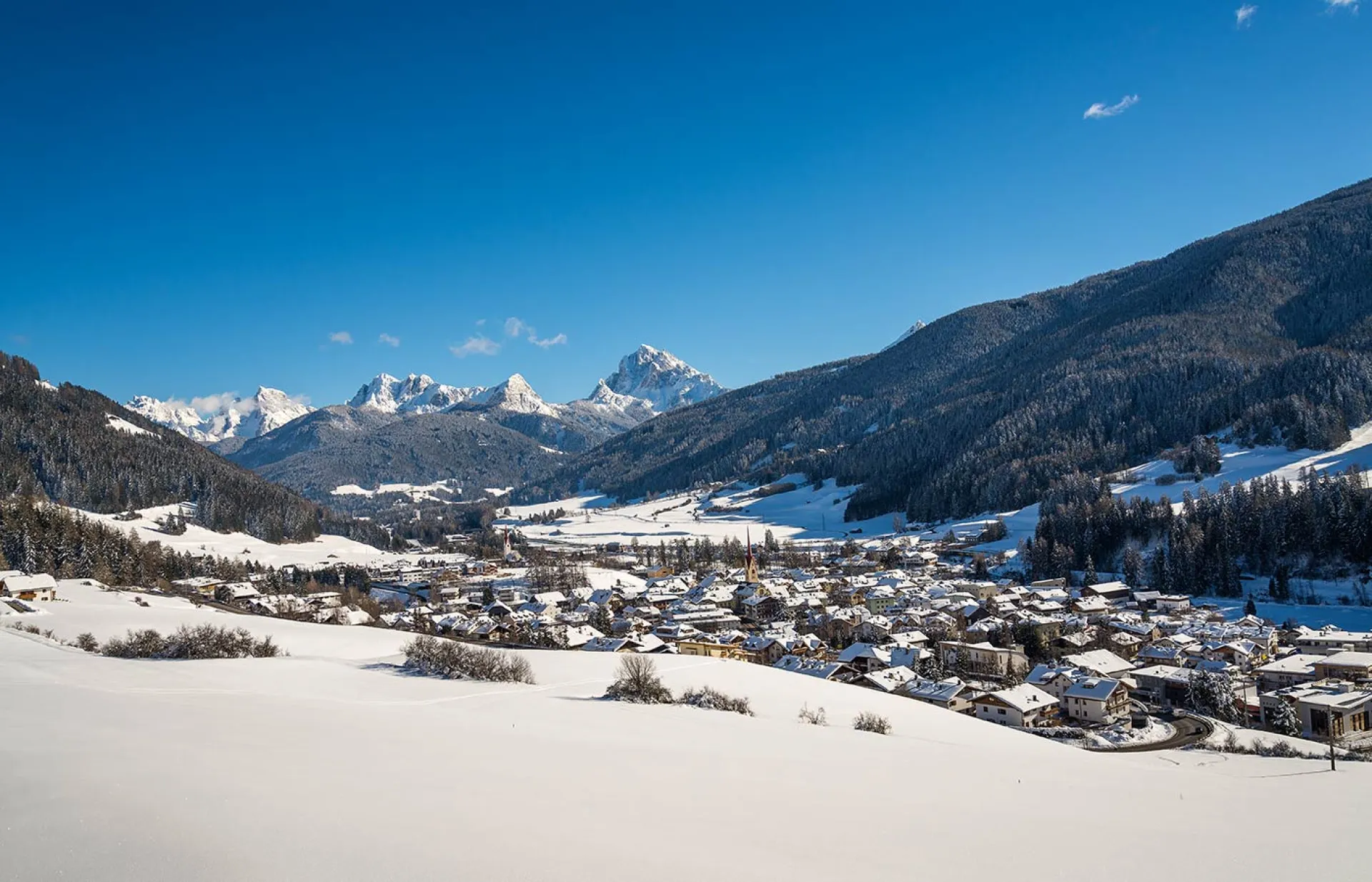 https://cdn.sudtirol.com/4821/conversions/03-waldheim-gsies-dorf-winter-header.webp