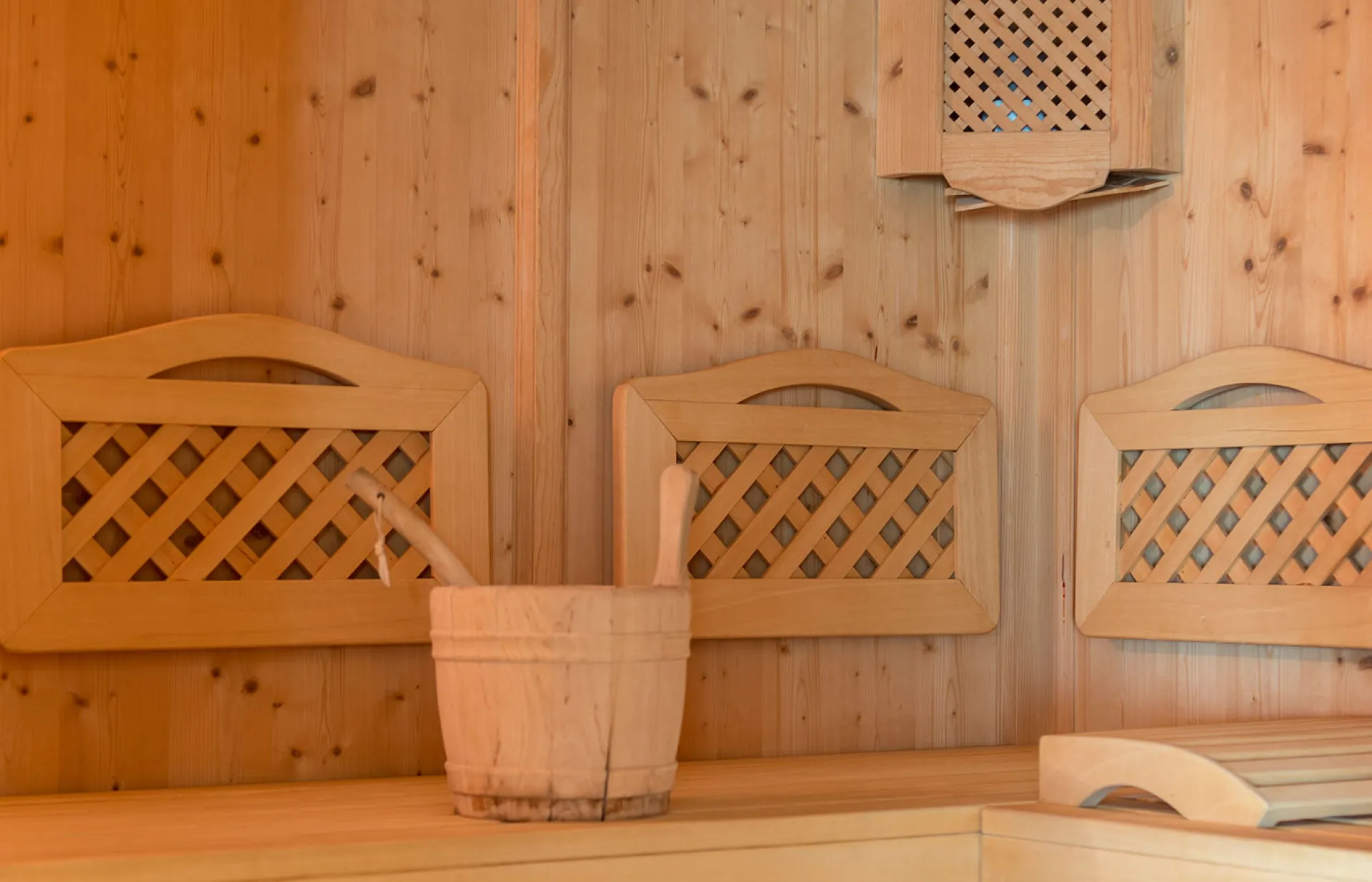 https://cdn.sudtirol.com/4825/conversions/sauna-aufguss-kuebel-holz-04-header.webp