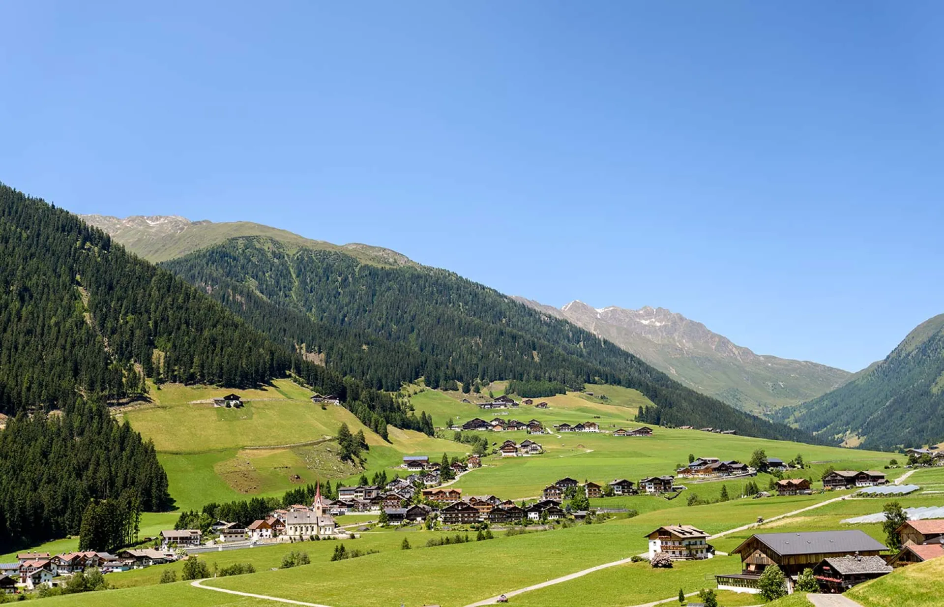 https://cdn.sudtirol.com/4827/conversions/gsieser-tal-sommer-dorf-header.webp