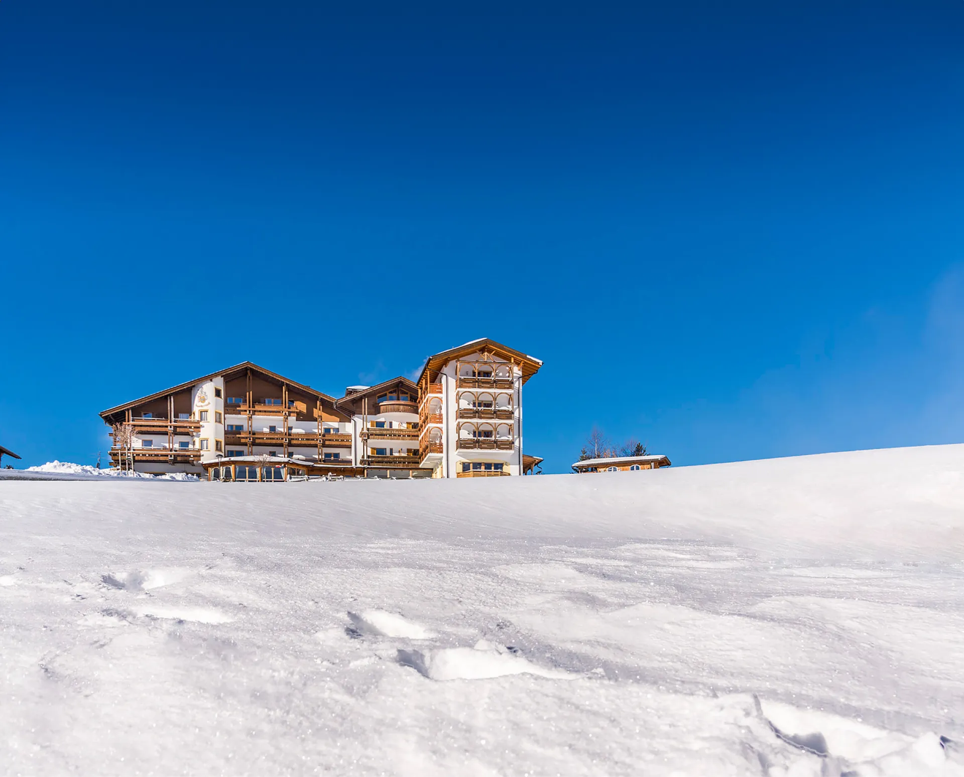 https://cdn.sudtirol.com/4852/conversions/alpenfrieden-haus-mit-schnee-1-header.webp