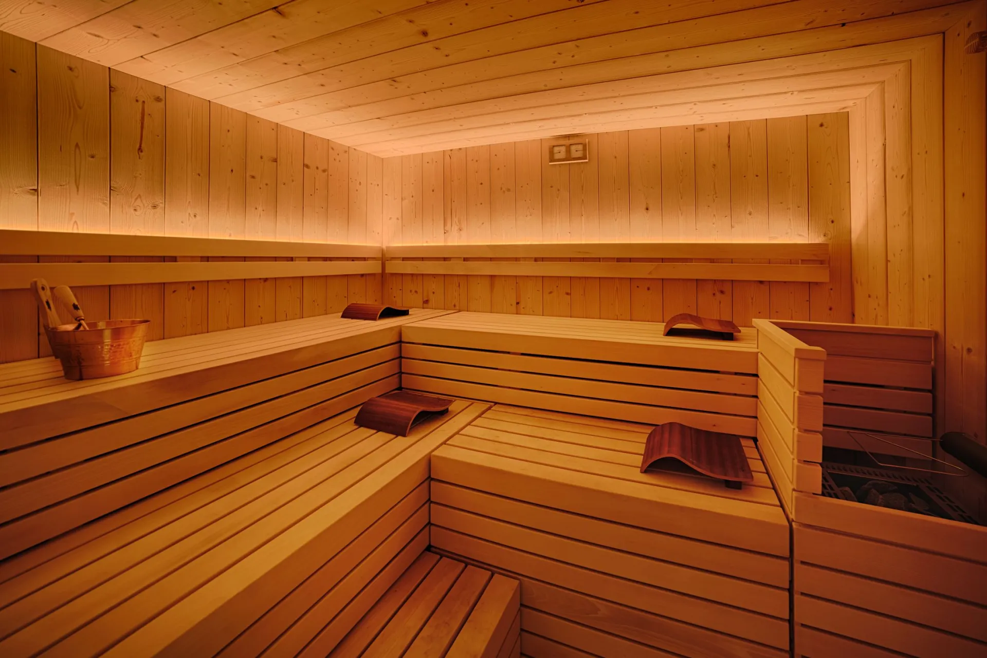 https://cdn.sudtirol.com/547/conversions/Sauna-header.webp