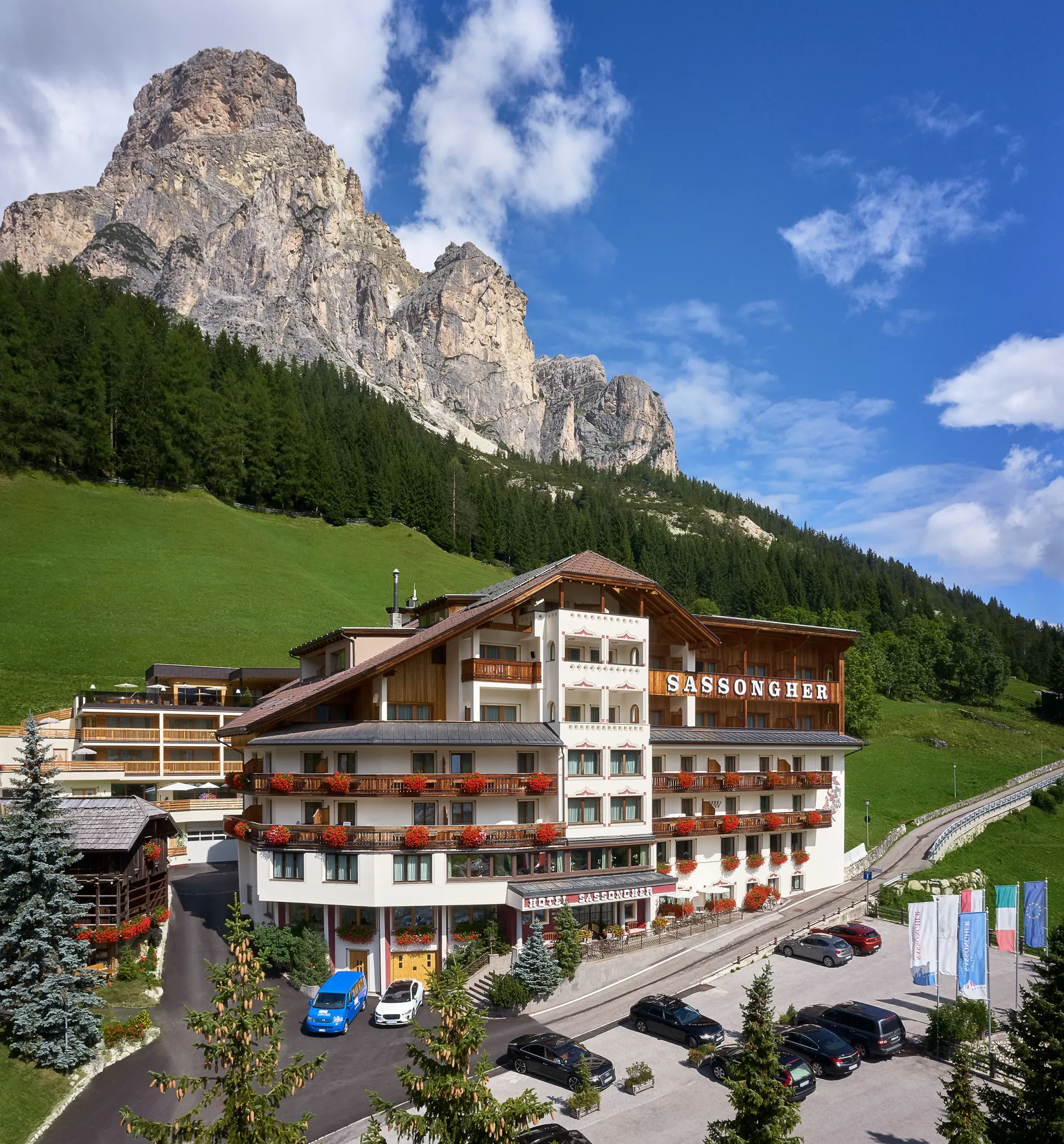 https://cdn.sudtirol.com/56/conversions/hotel_sassongher_estive_2019_1030-header.webp