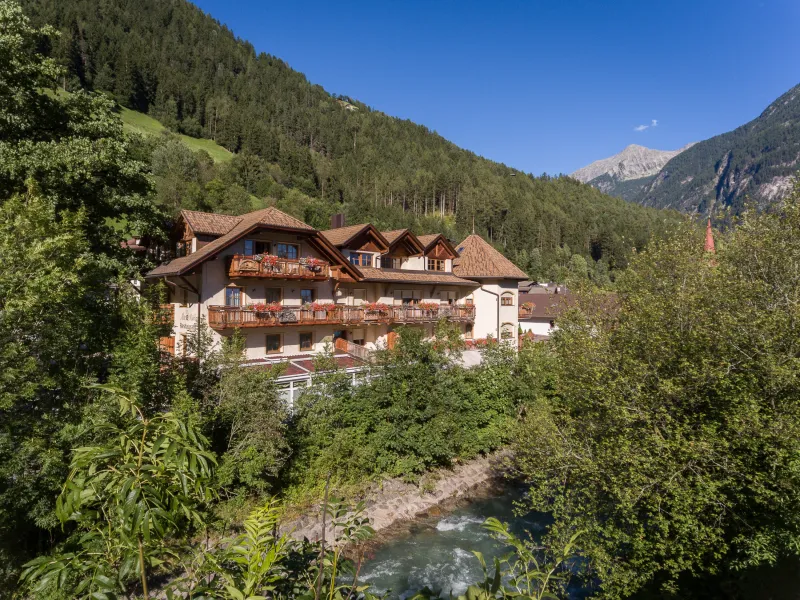 Piccolo-familiare-speciale. Il calore di un'accoglienza sincera e la genuinità di piatti fatti in casa in un piccolo Hotel di charme. Offerte speciali durante tutto l´anno